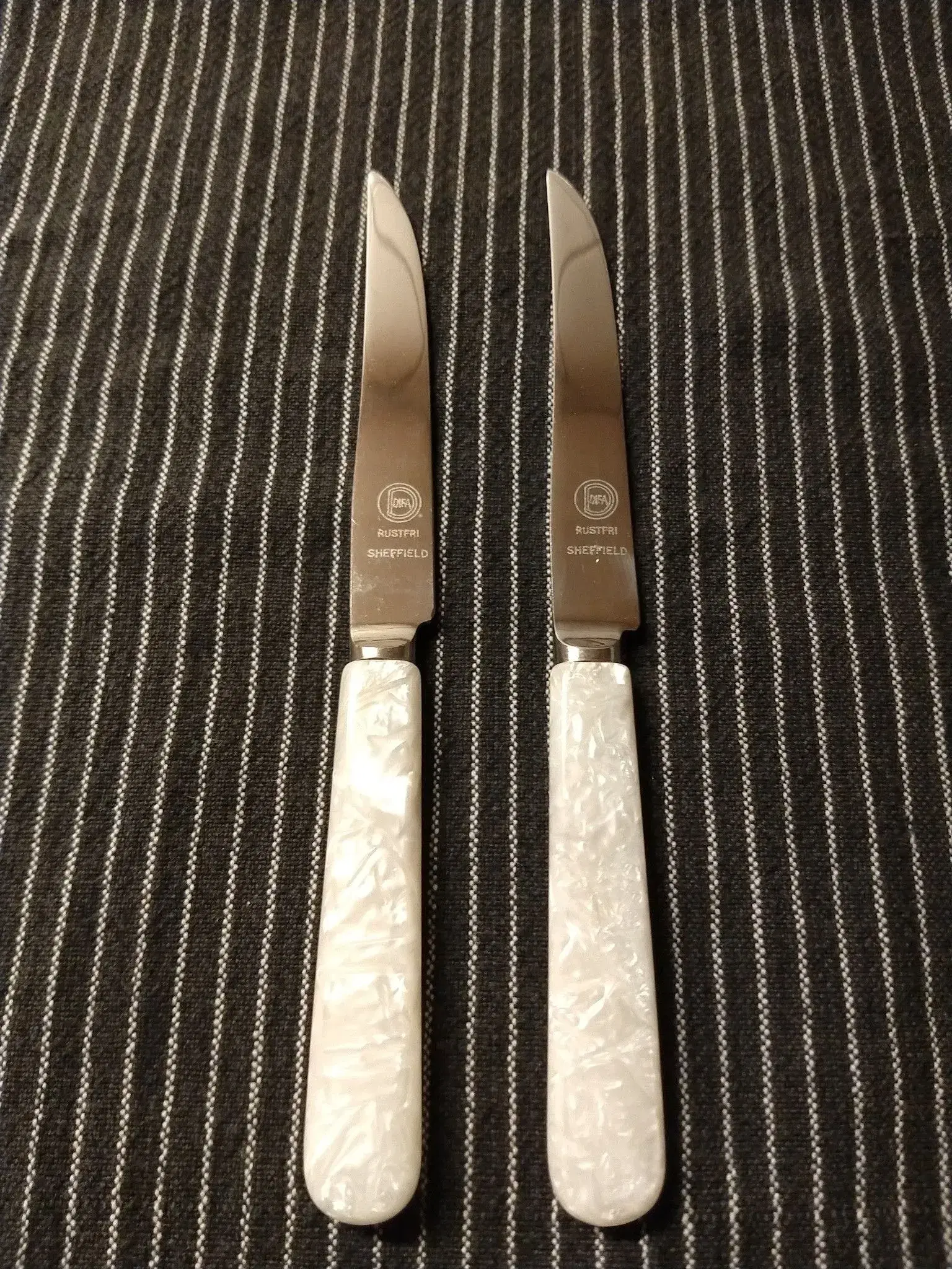 2 Sheffield knive