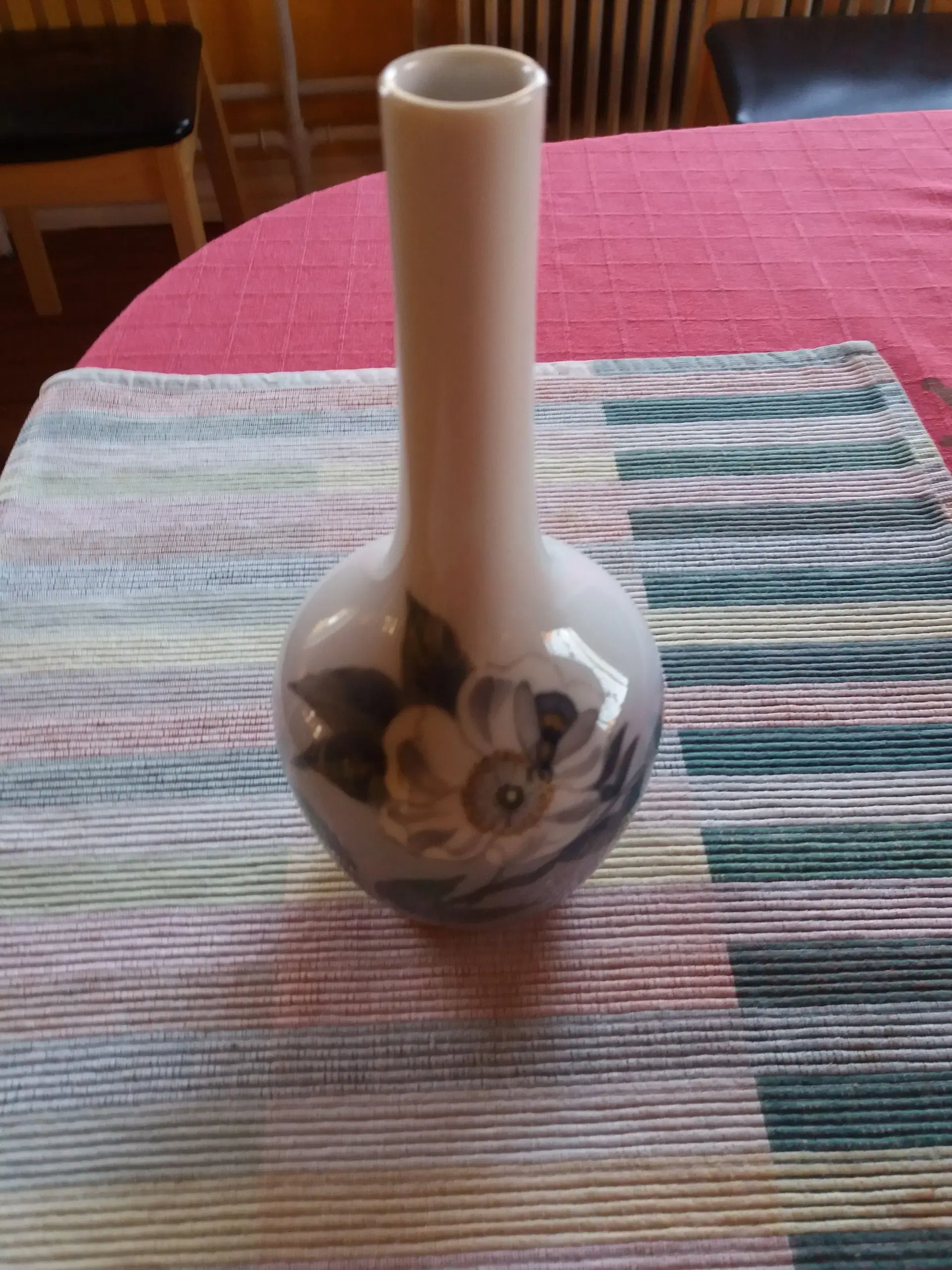 vase med vildrose