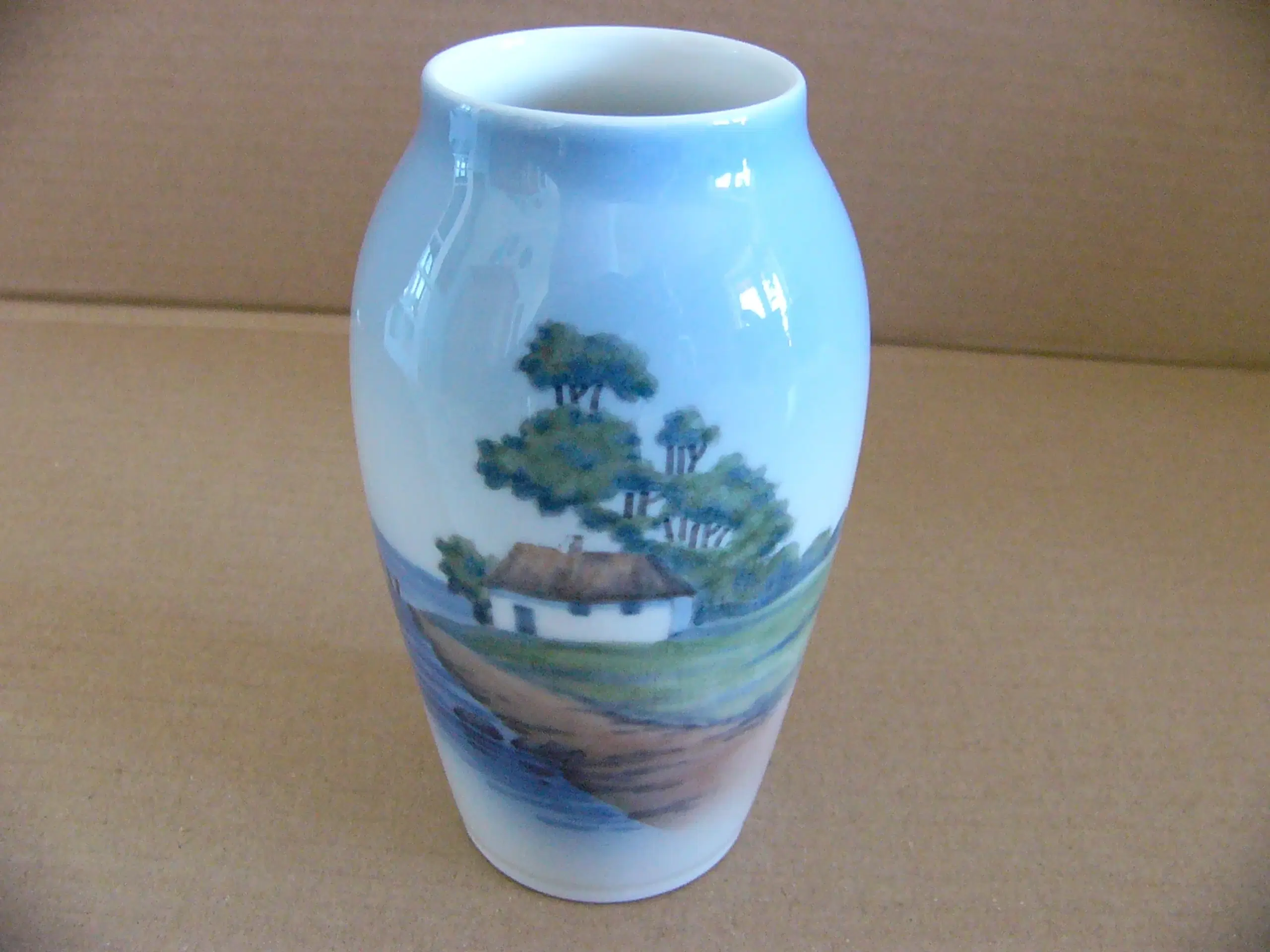 Royal Copenhagen vase nr2887-88A