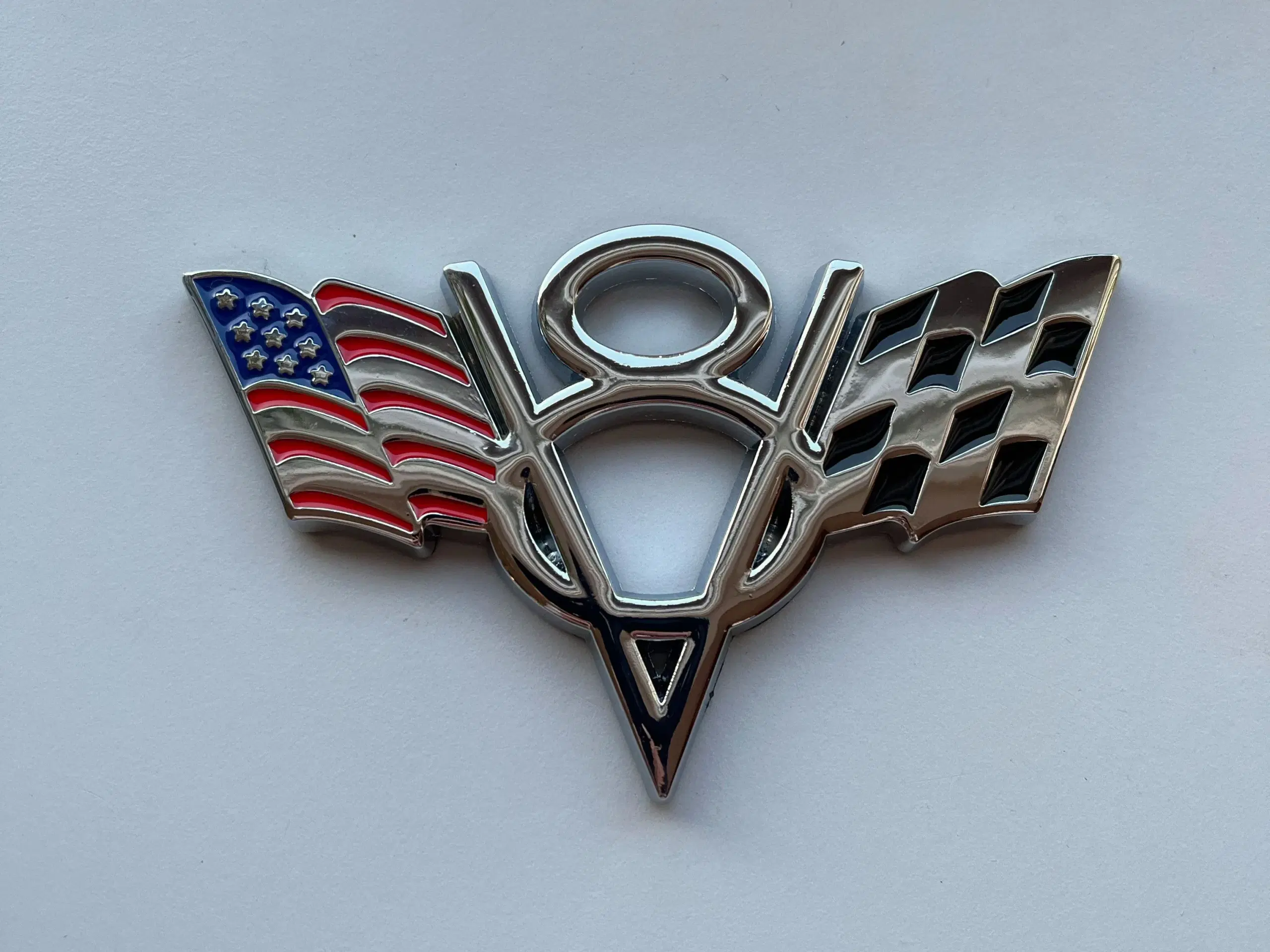 V8 bil emblem