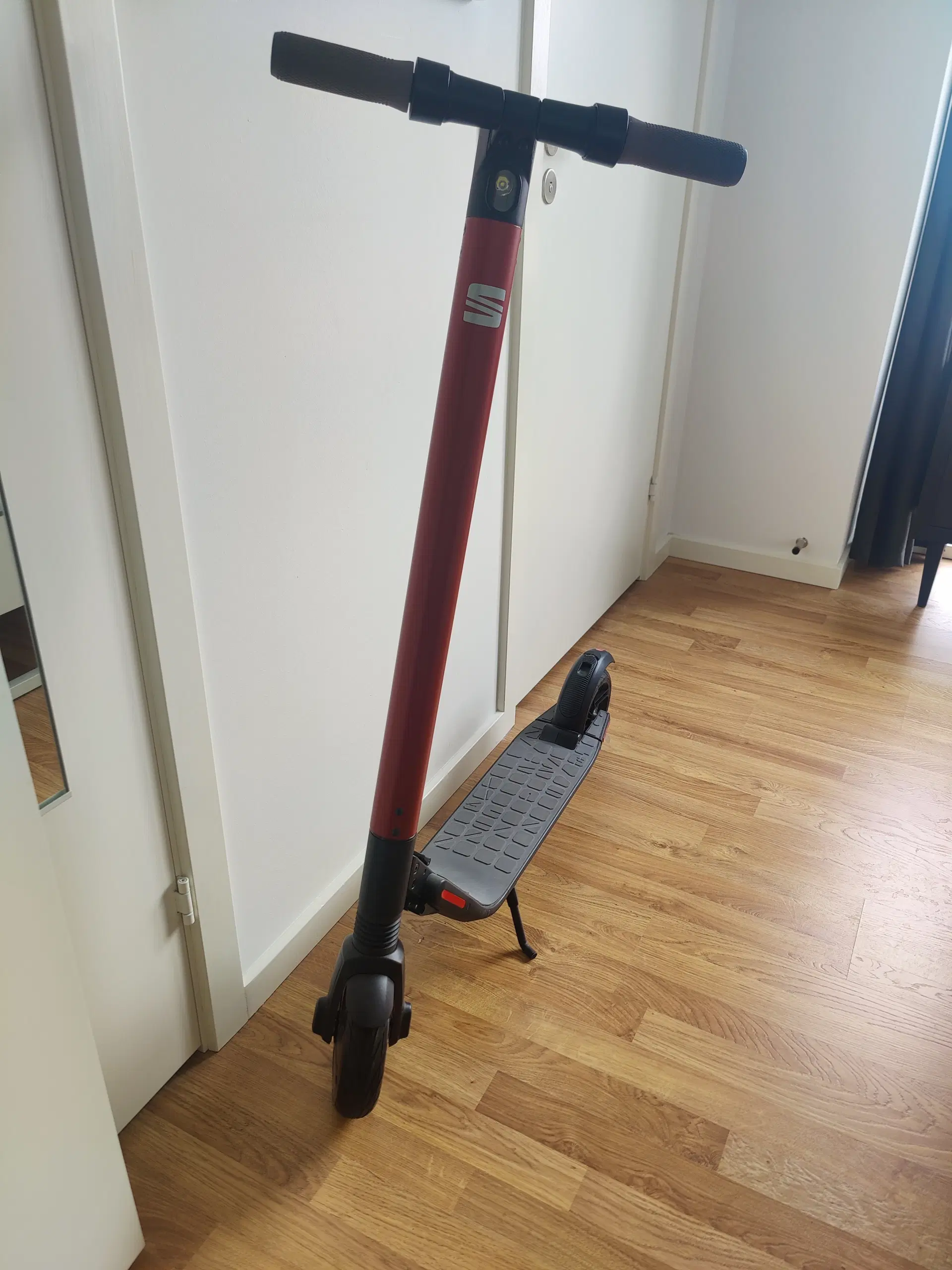 El-løbehjul af mærket Segway Ninebot SEAT edition