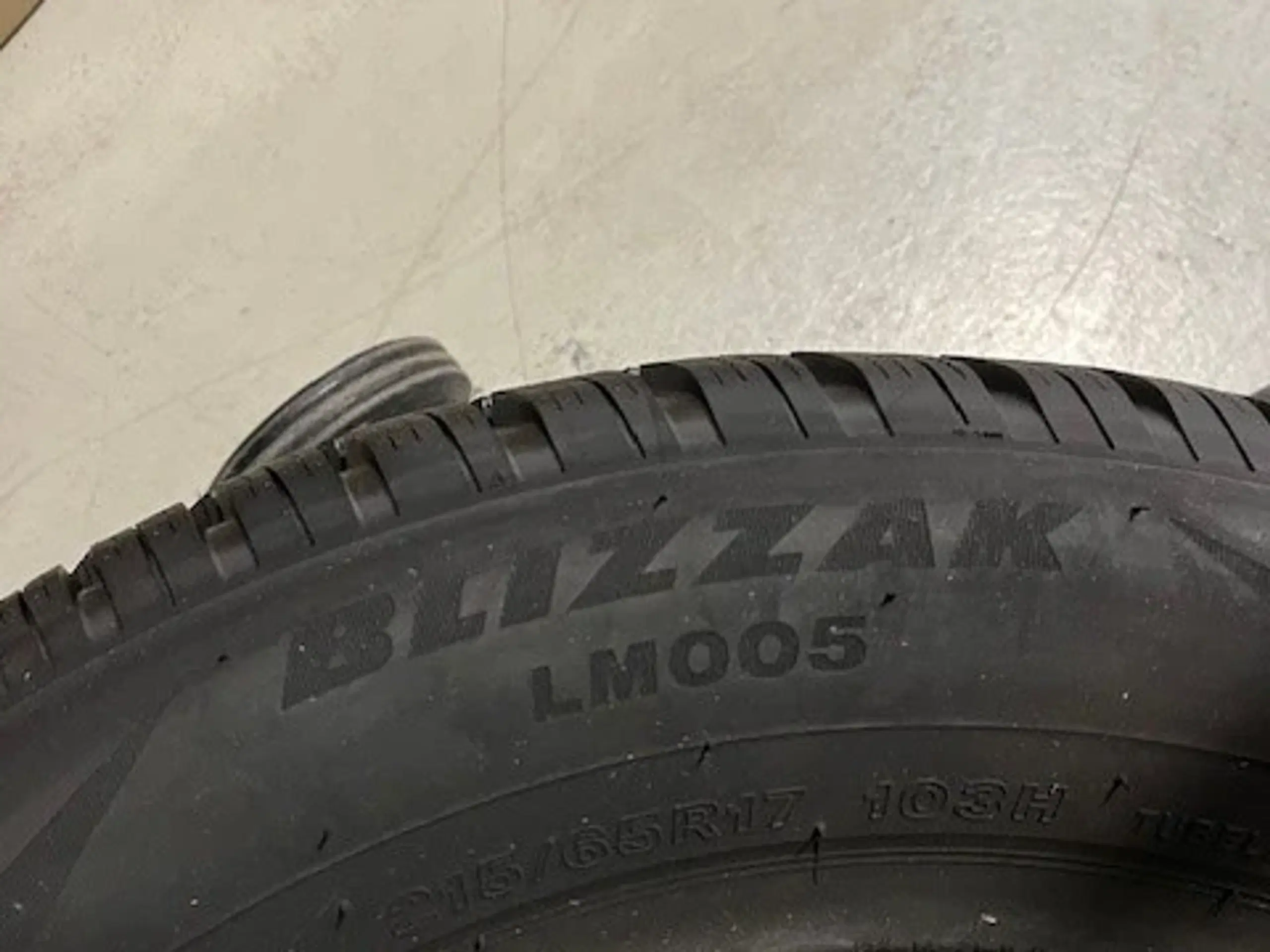 Bridgestone Blizzak LM005 - 215/65R17