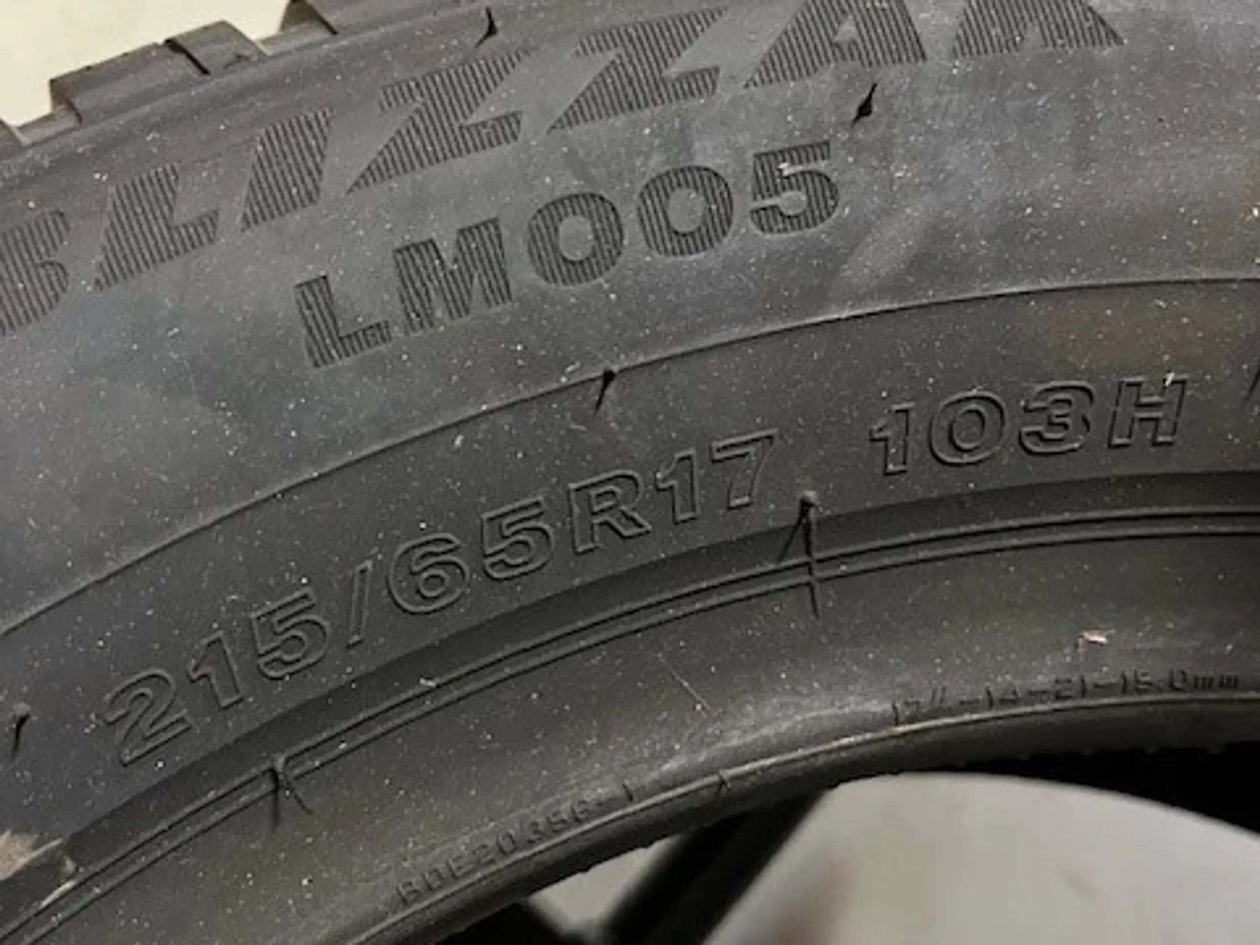 Bridgestone Blizzak LM005 - 215/65R17