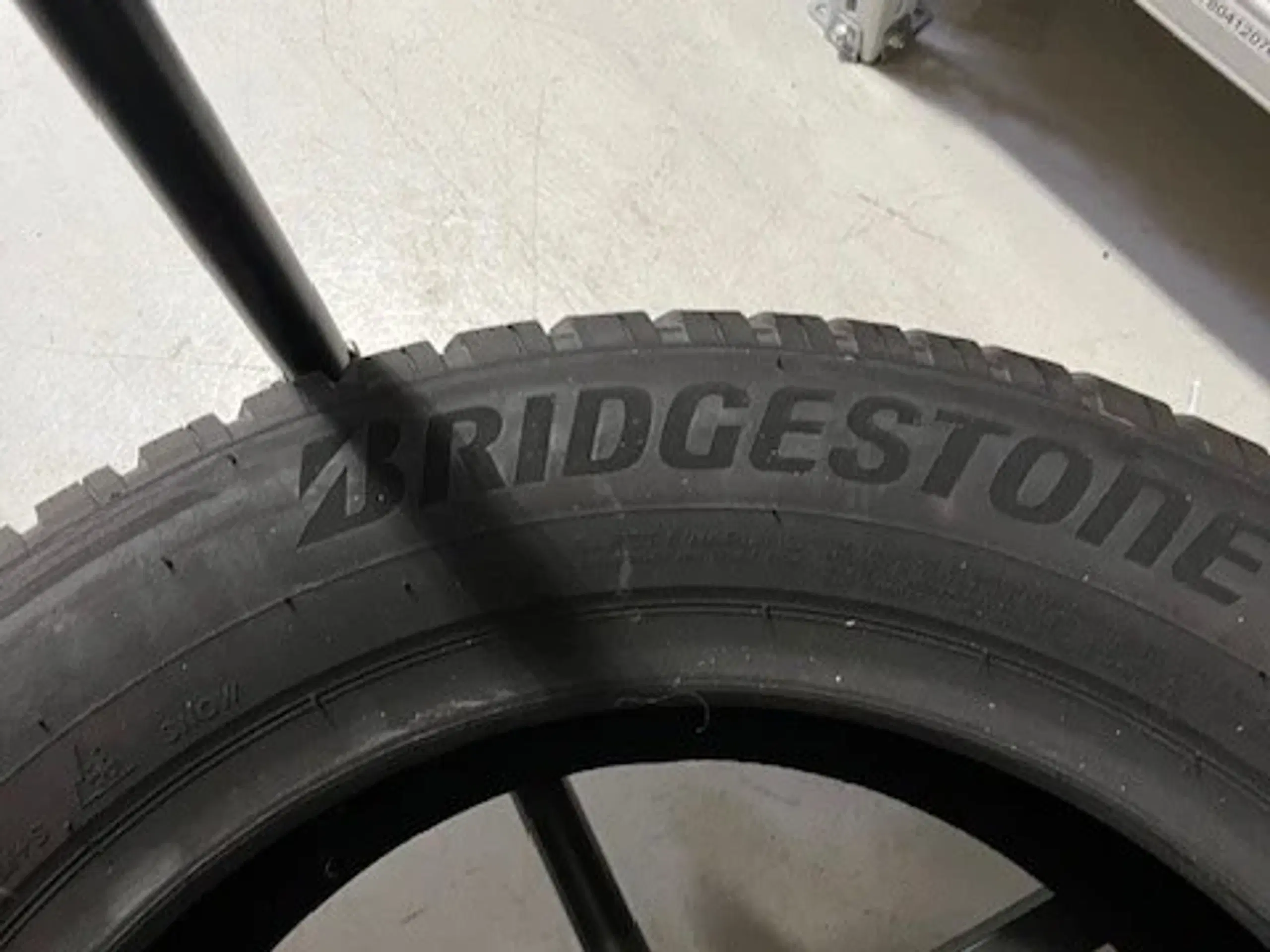 Bridgestone Blizzak LM005 - 215/65R17