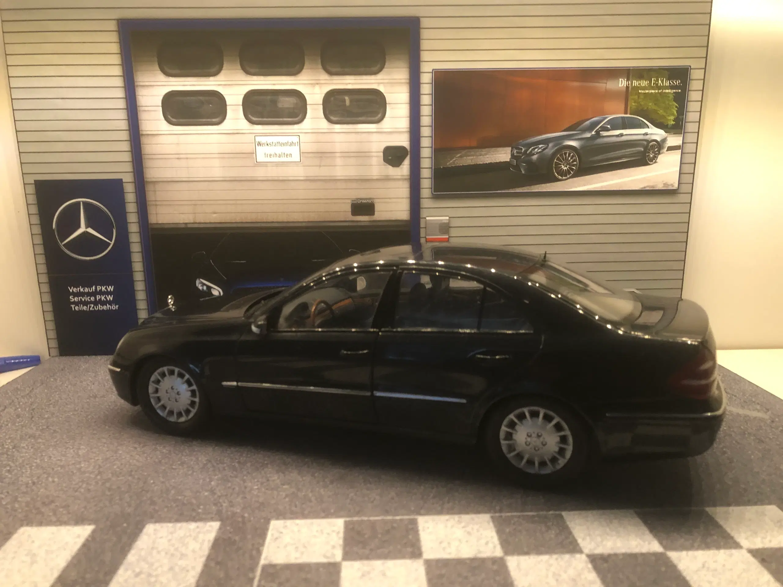 1:18 Mercedes E 211