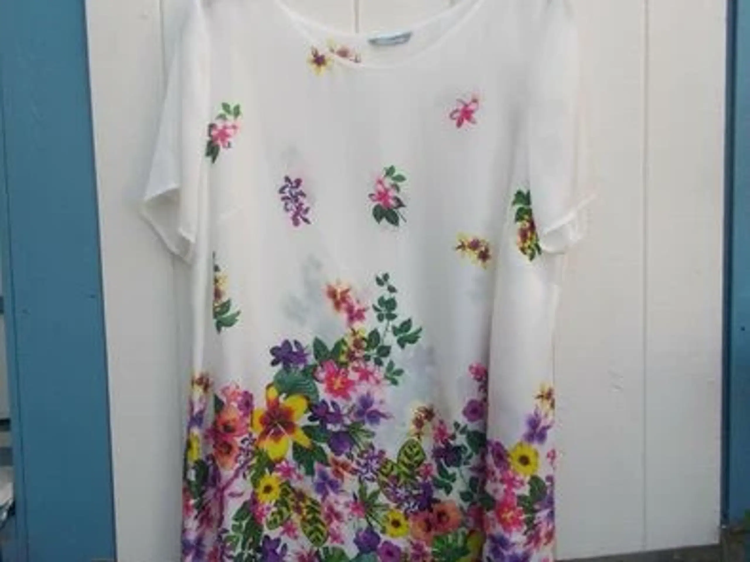 Sød kjole med blomster/Str: 2XL (44-46)