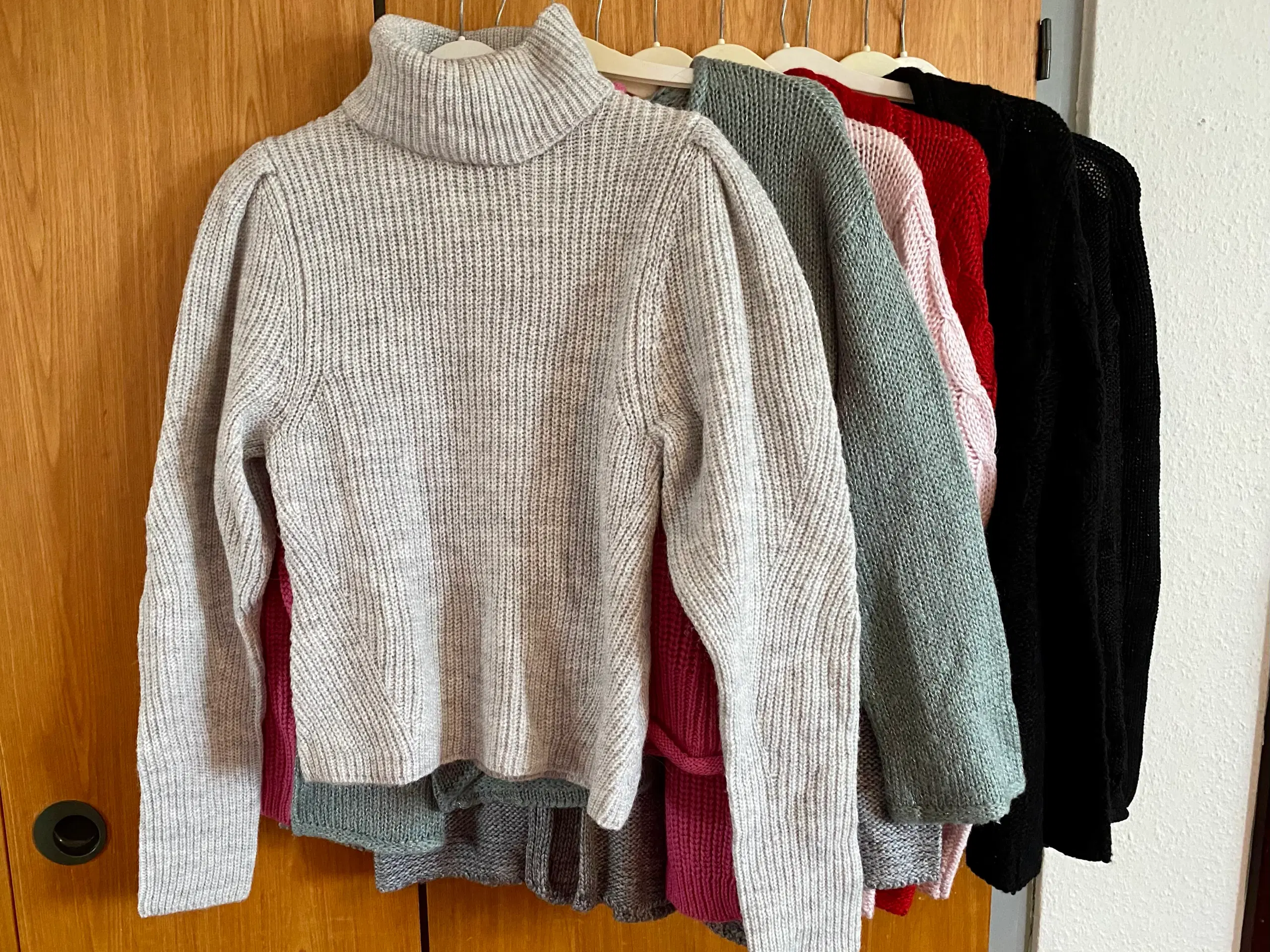 Diverse nye og næsten nye SWEATERS