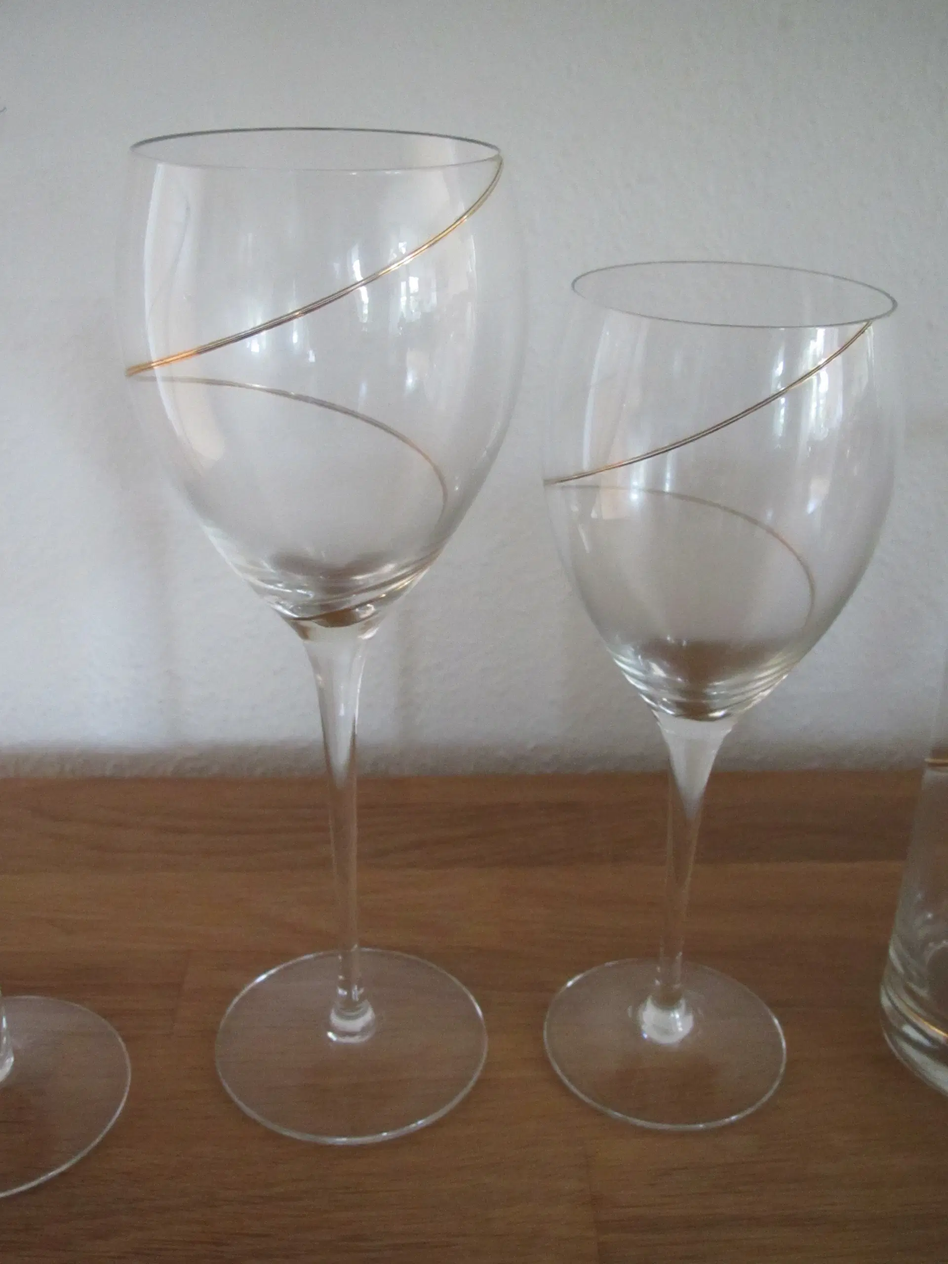 Drikke glas med guls snor