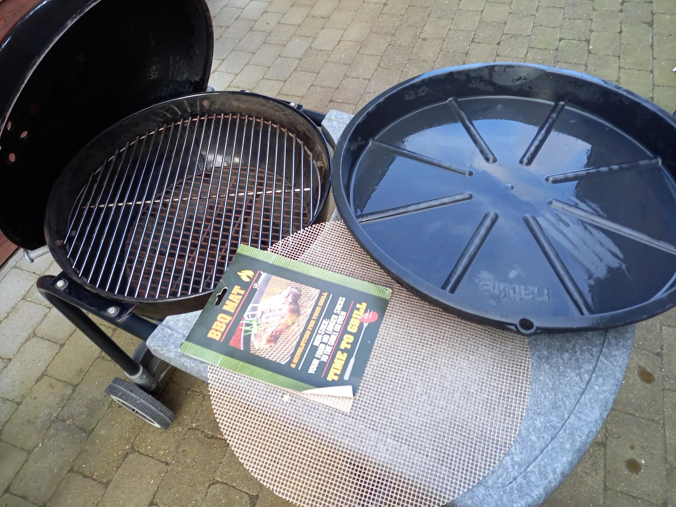 Weber kuglegrill med Baker Grill rotisserie