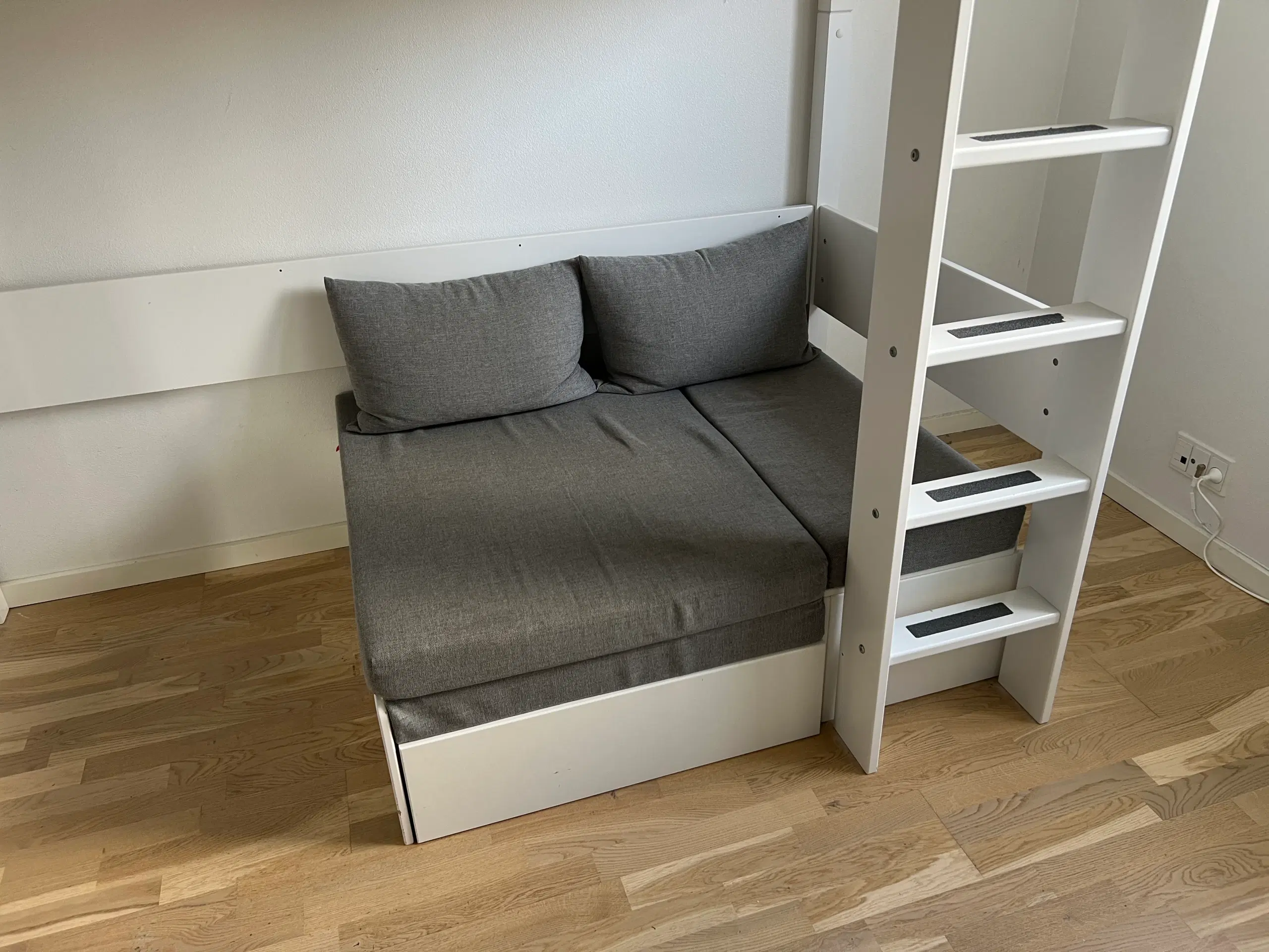 FLEXA WHITE højseng med indbygget sofa