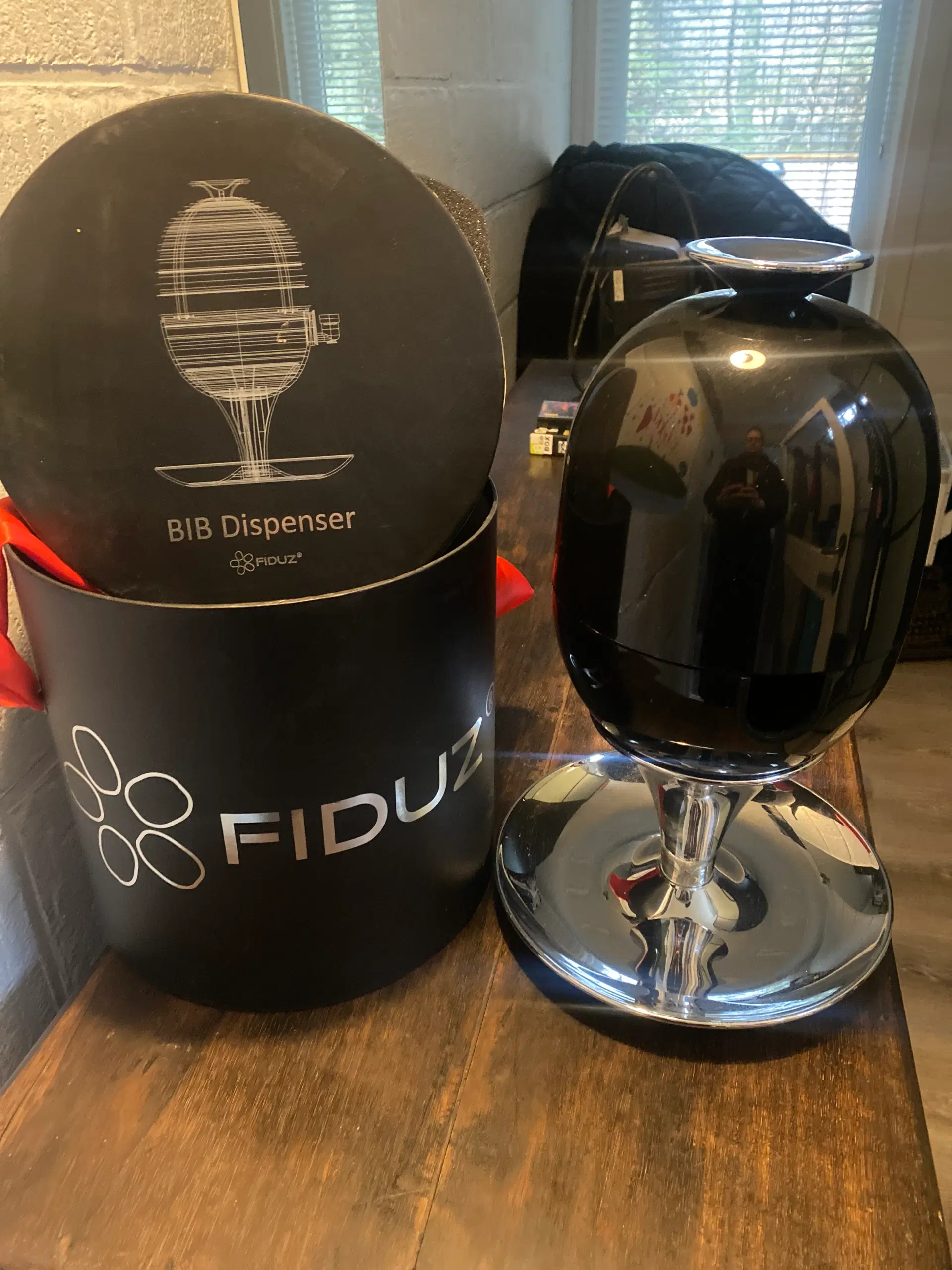 Fiduz Vin dispenser i sort i original Emballage