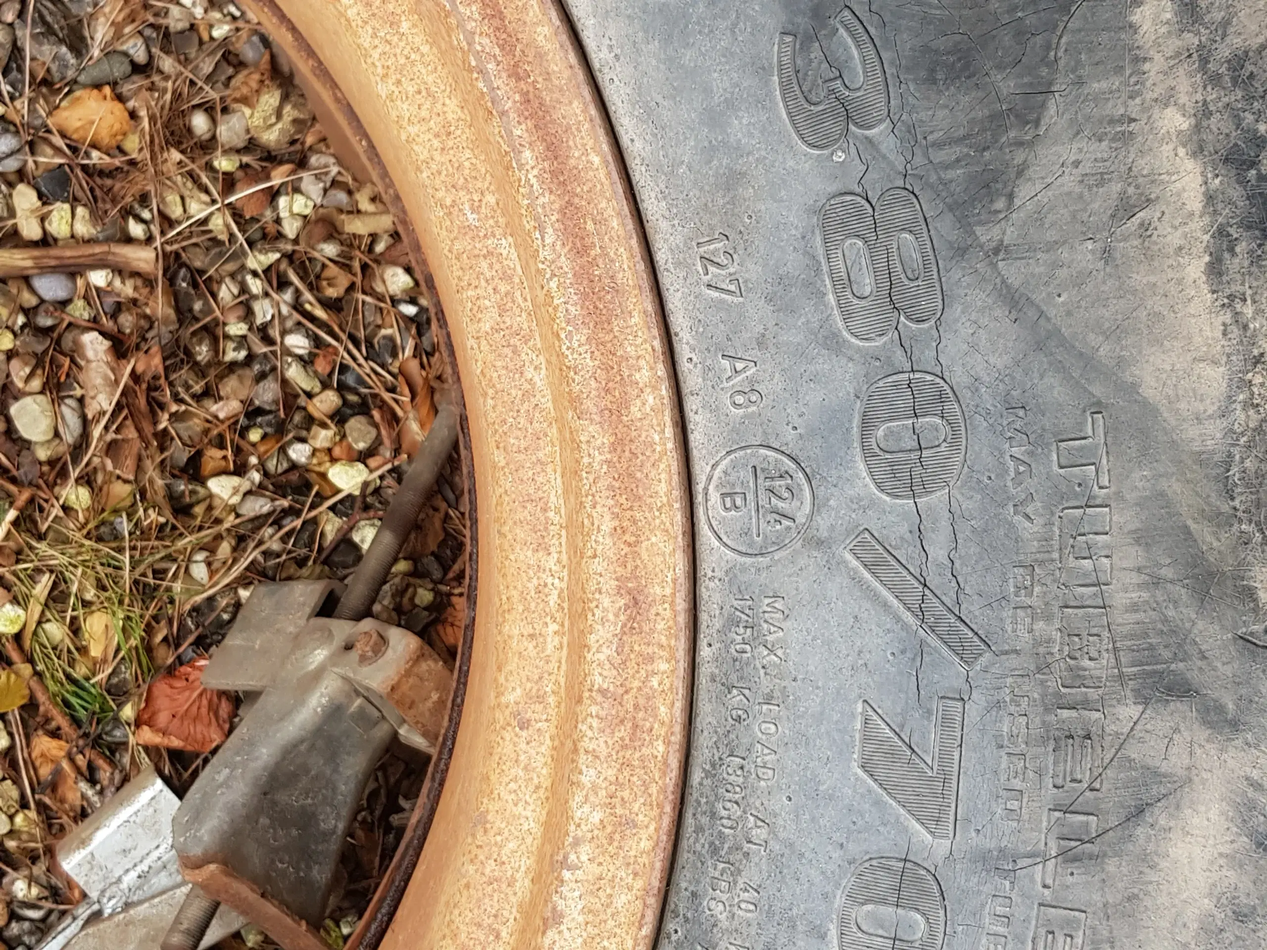 2 stk Tvillingehjul 380/70R28 med klemmer