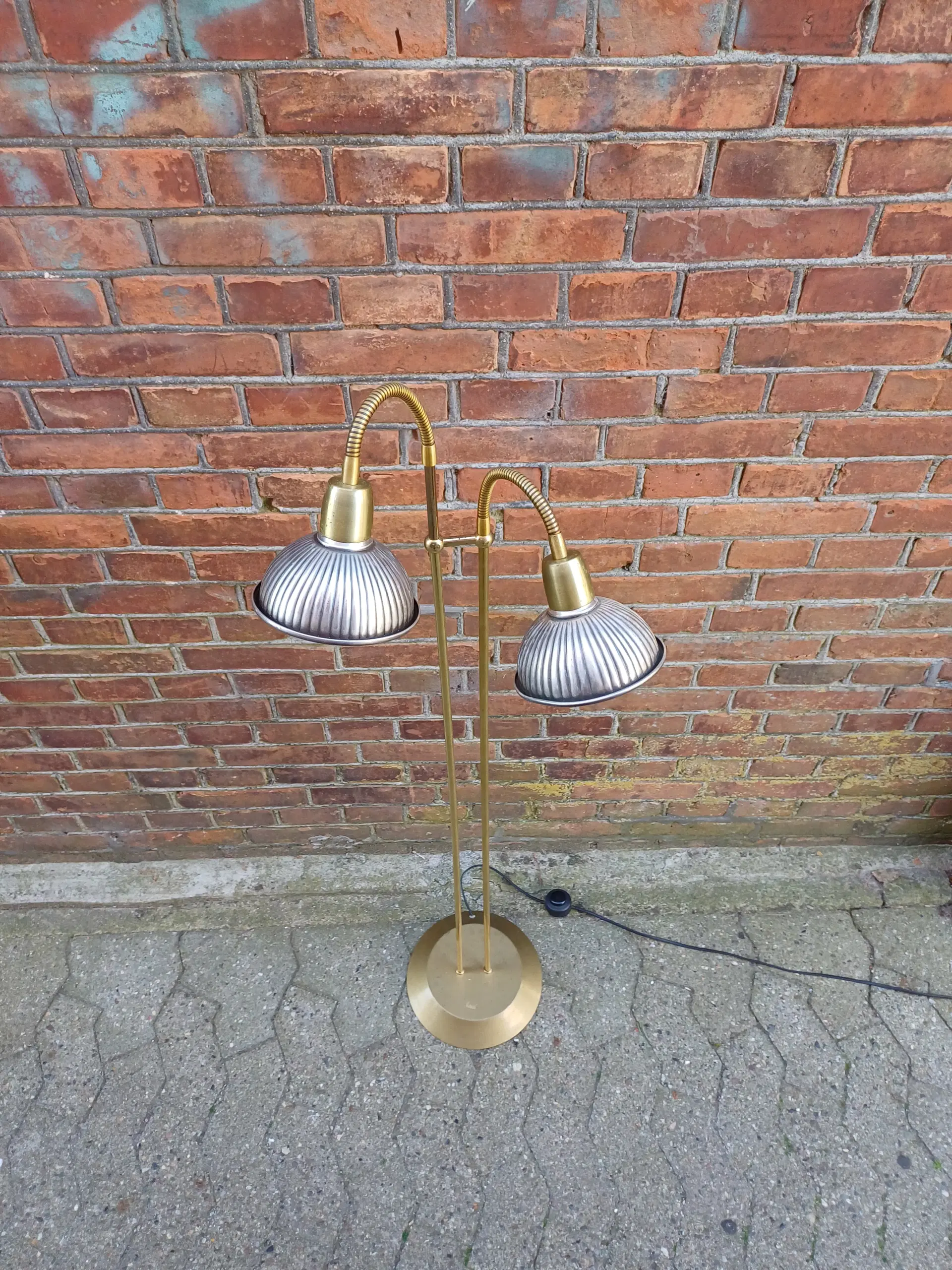 Retro gulvlampe To skærme Messing look