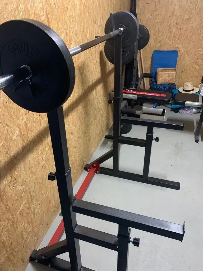 Træningsbænk med squat rack og vægte