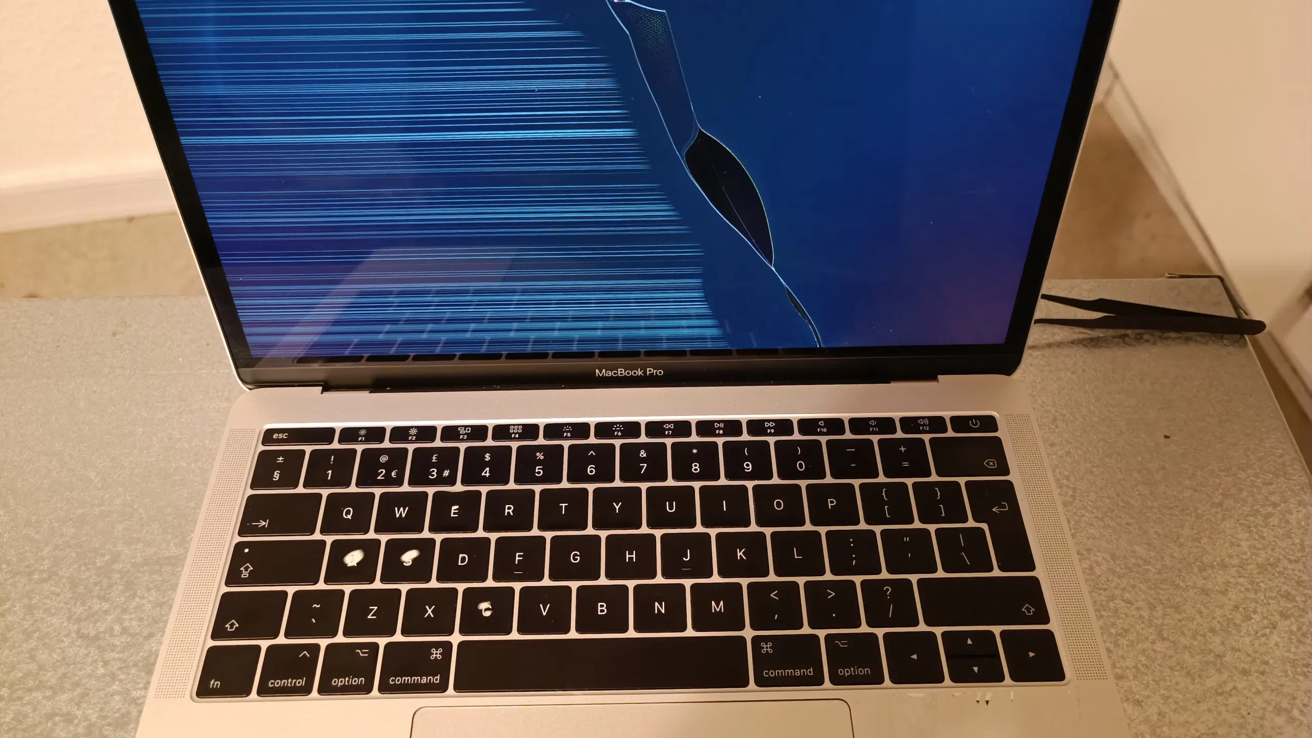 MacBook Pro 2017 skærm ødelagt - Læs beskrivelsen