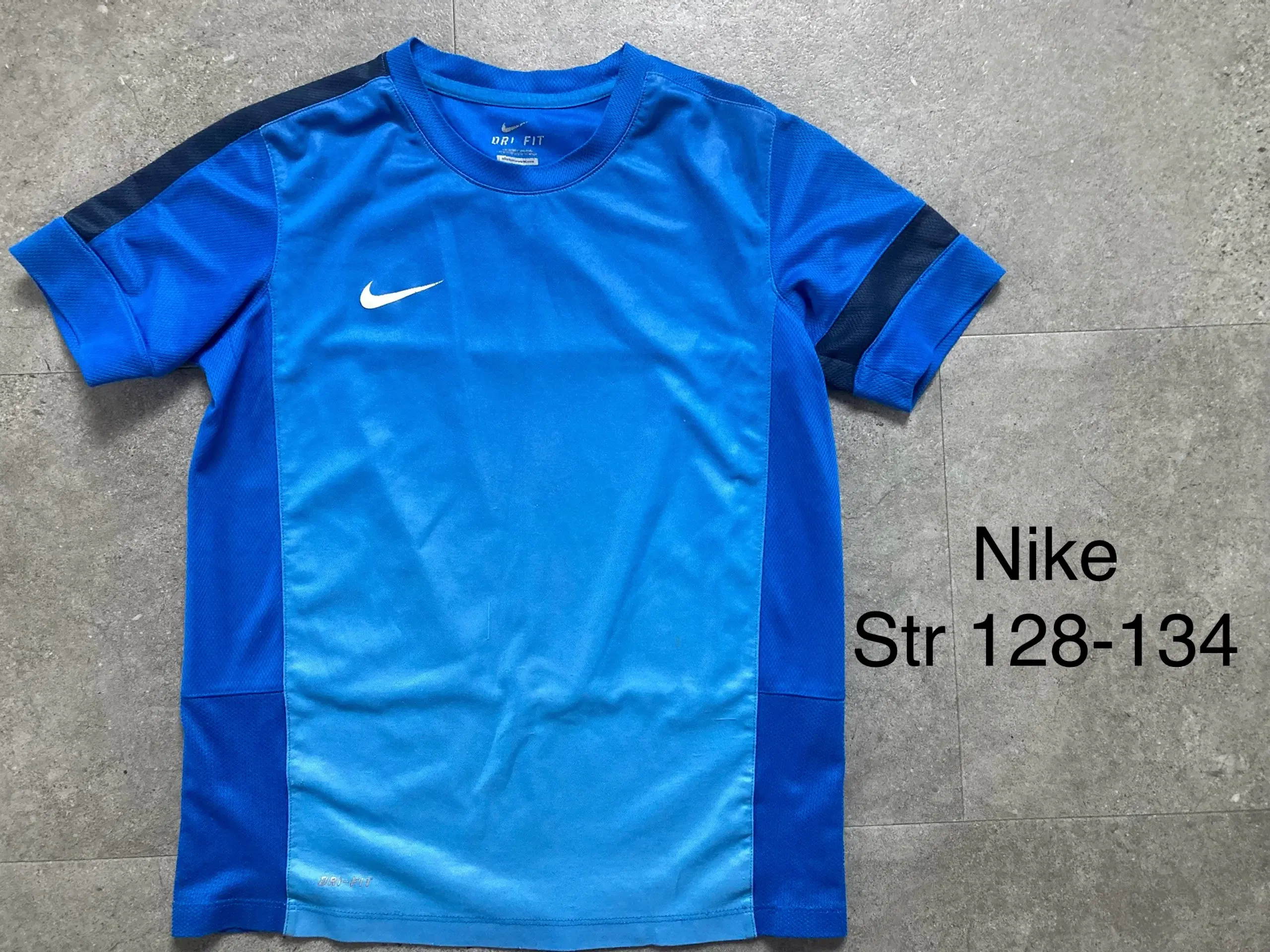 Str 128-134 Nike t-shirt