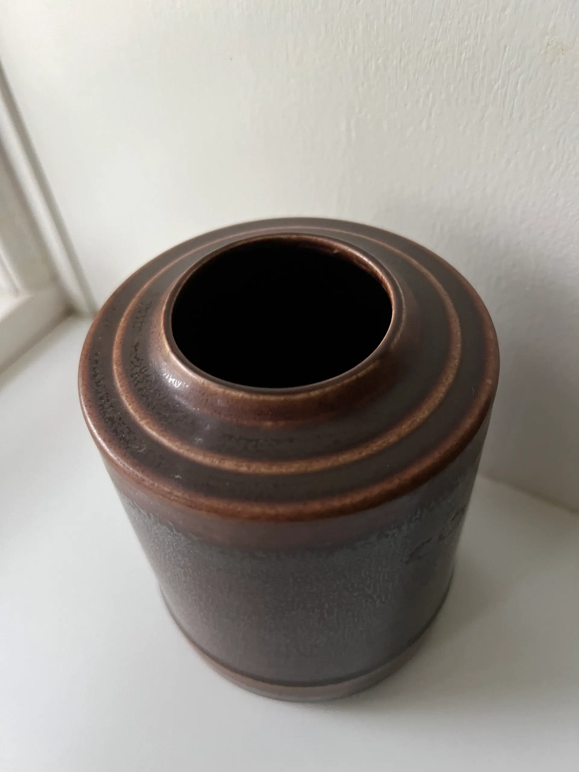 Smuk oksblodsrød vase fra Désirée