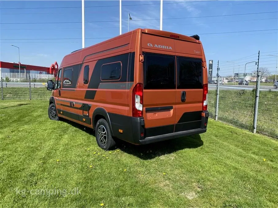 2023 - Adria Twin Supreme 640 SLB   Adria TWIN Supreme 640 SLB ORANGE METALIC - hvor alle de attraktive tilbehørs-krydser er vinget af