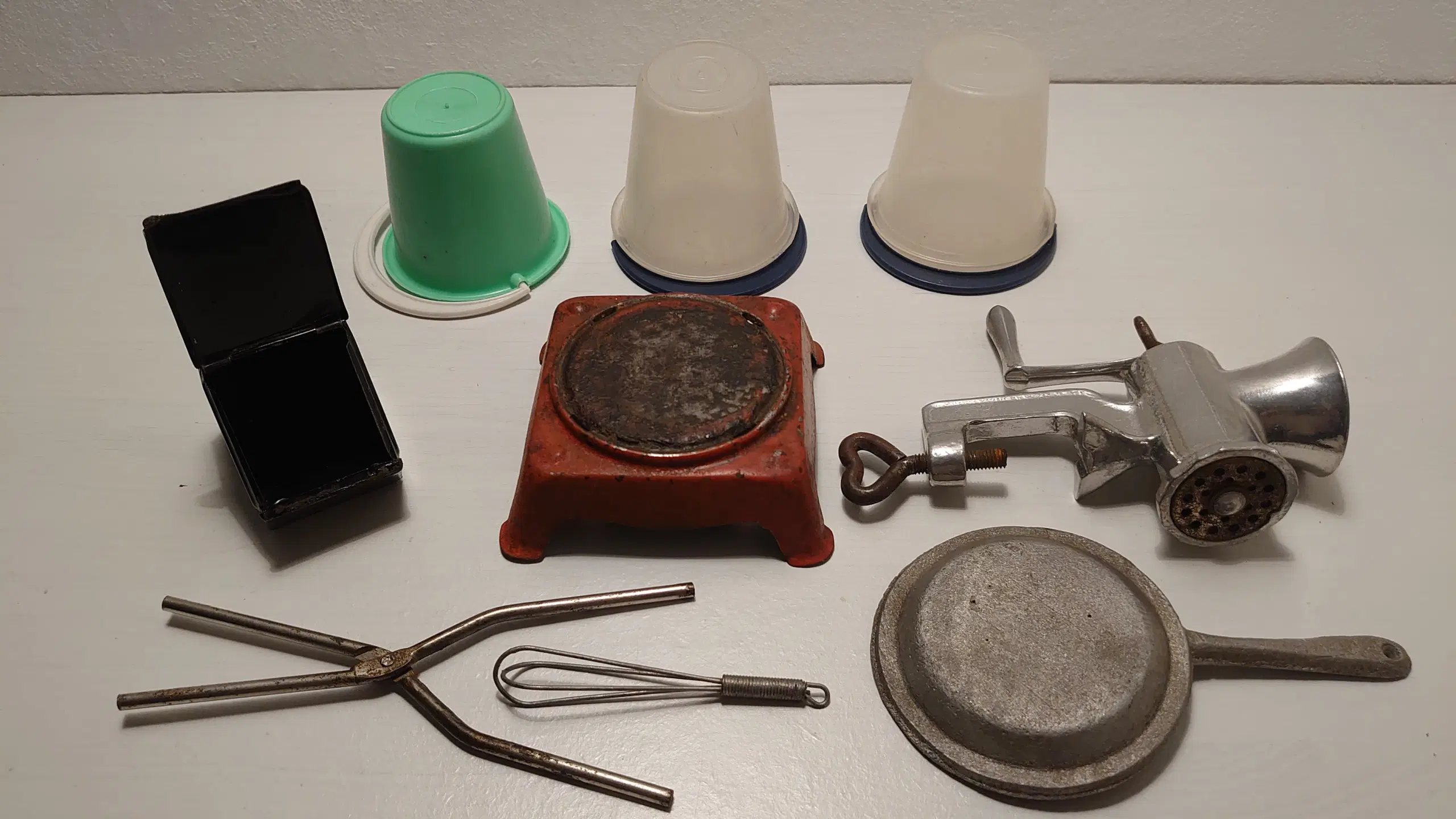 9 stk vintage miniature "husholdningsting"