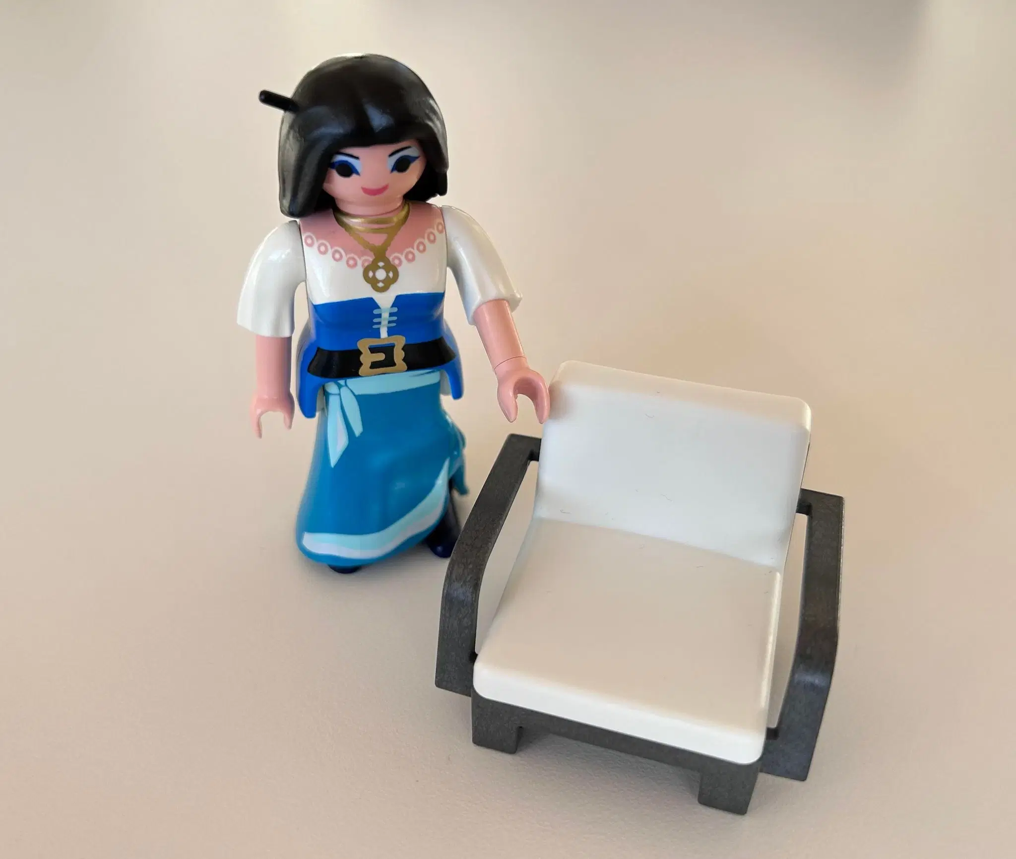 Playmobil figurer og juletræ med gaver