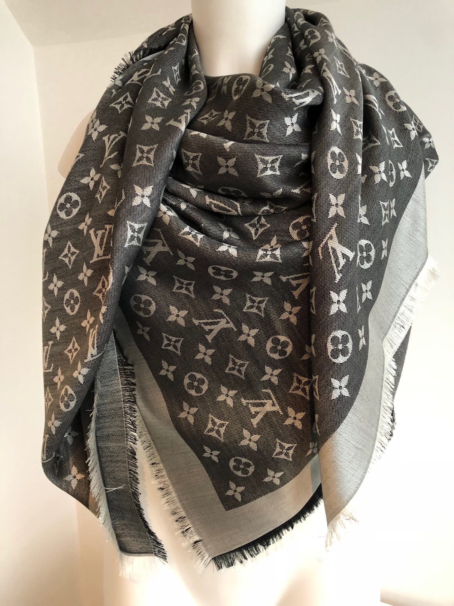 Louis Vuitton Grey Monogram Shawl Black silk/wool