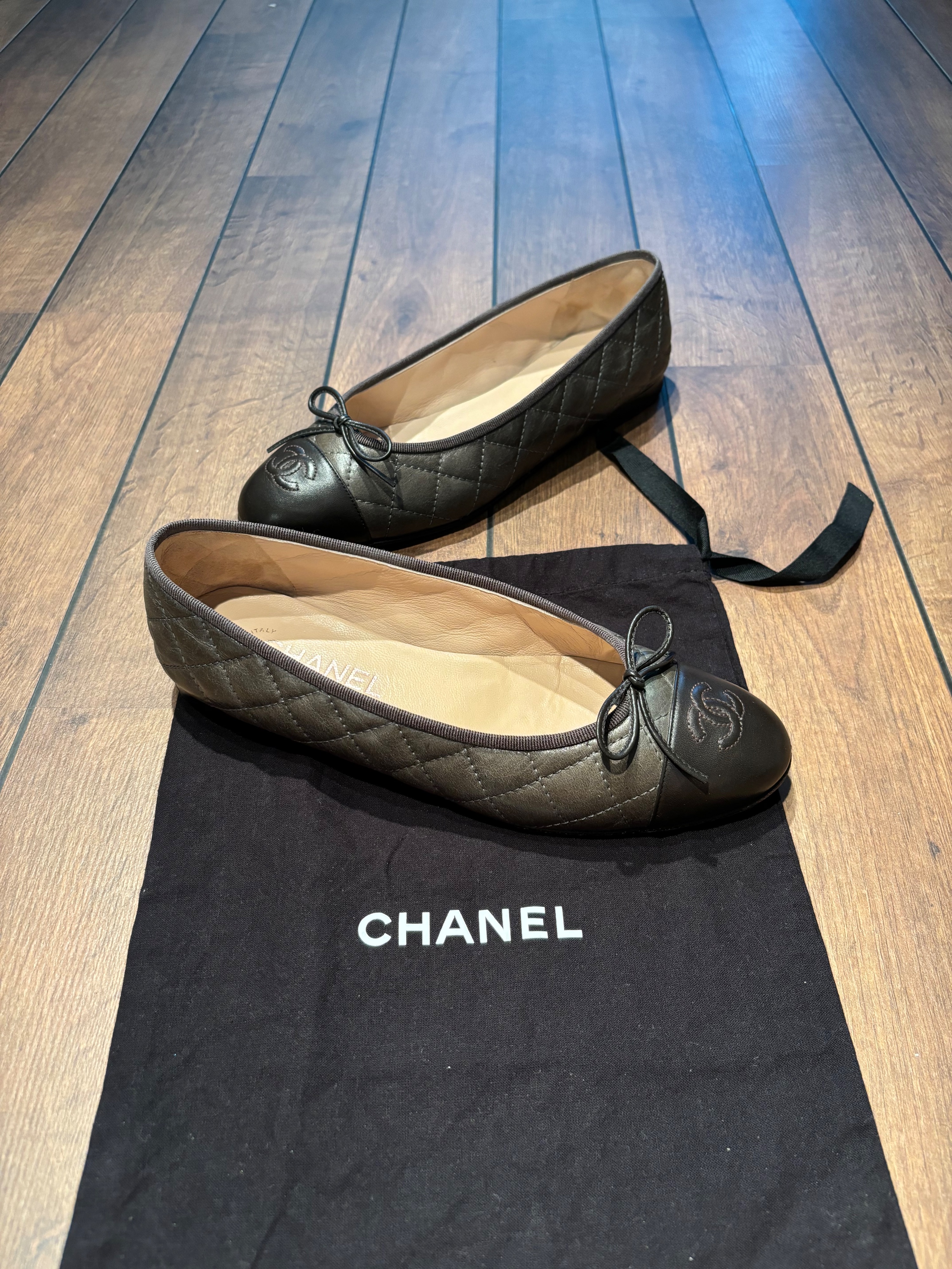 Preowned Chanel Khaki Quilted Ballet Flats Size 385 leather