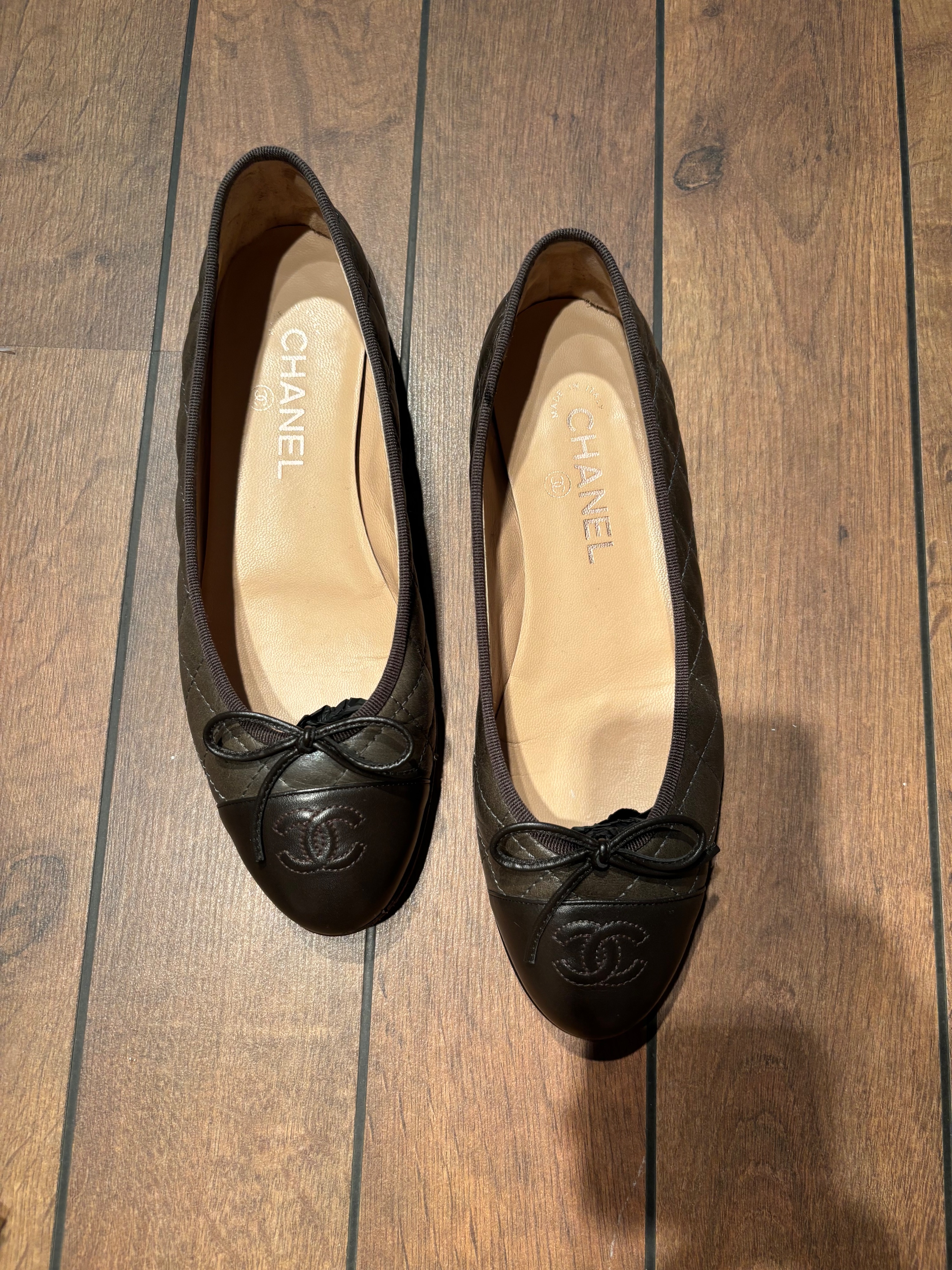 Preowned Chanel Khaki Quilted Ballet Flats Size 385 leather