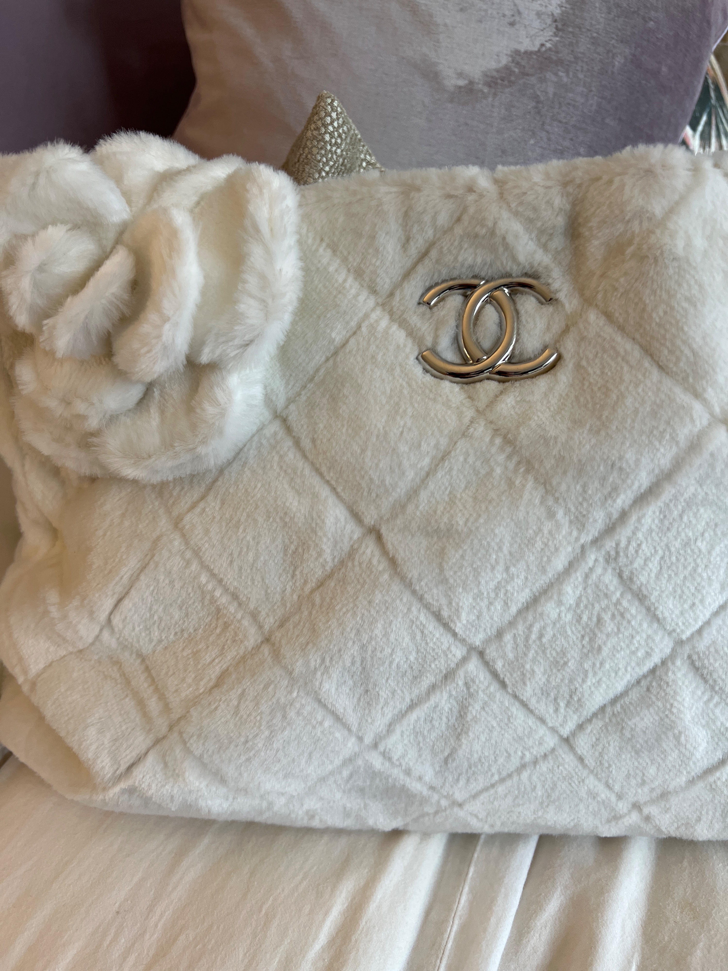 Preowned Chanel White Faux Fur Quilted Tote Bag Size M