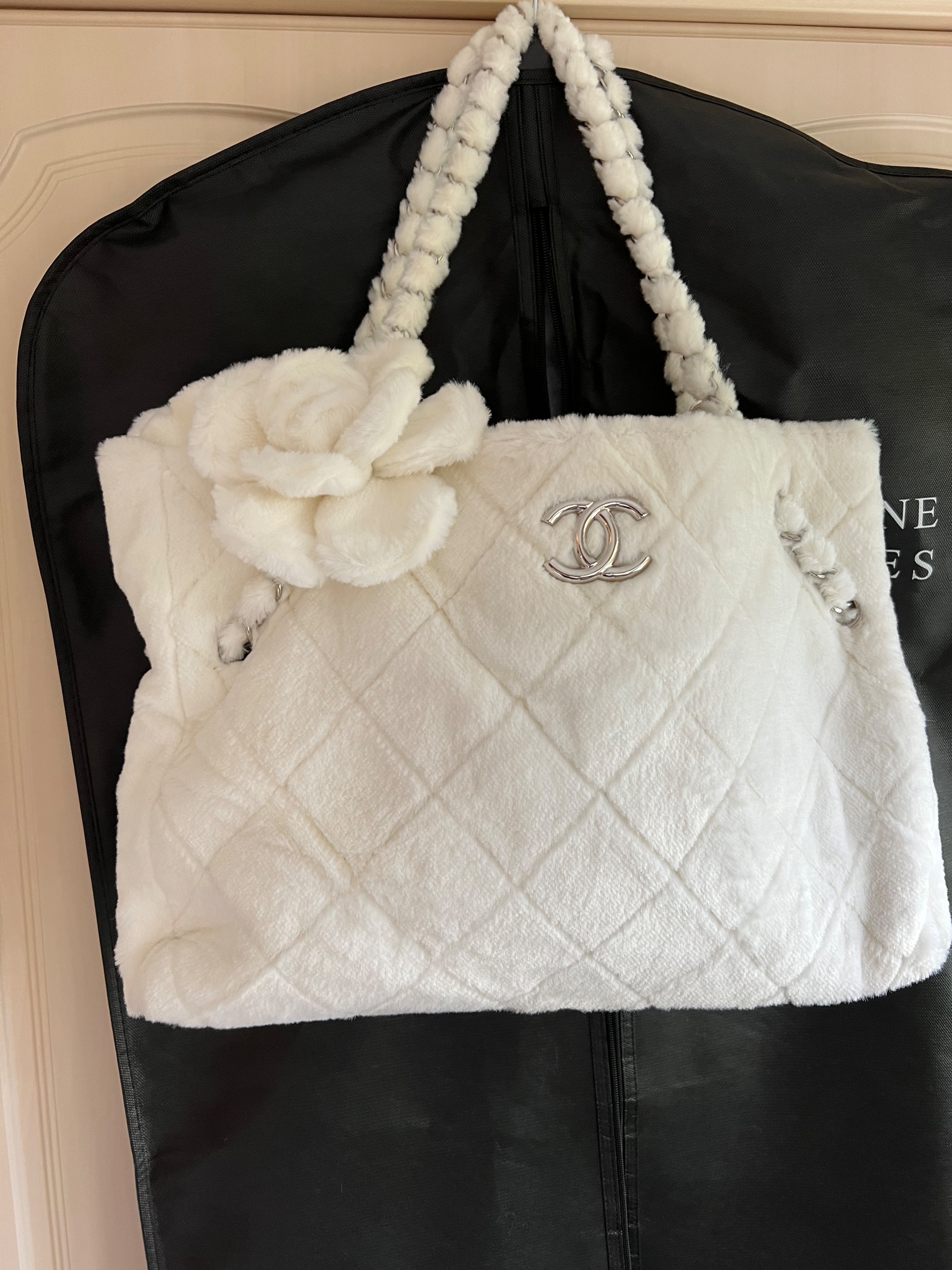 Preowned Chanel White Faux Fur Quilted Tote Bag Size M