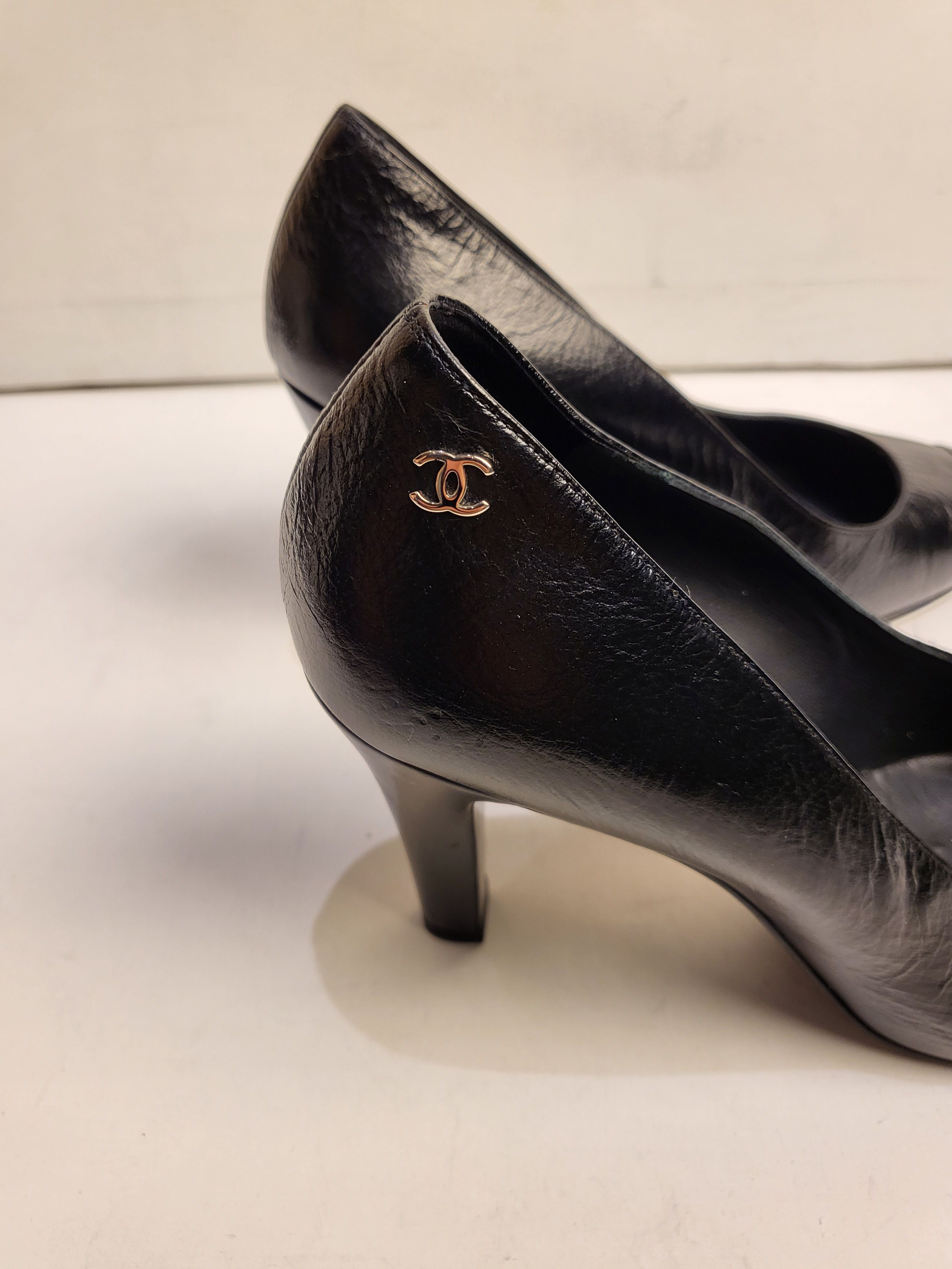 Preowned Chanel Black Calfskin Leather Heeled Pumps Size 395