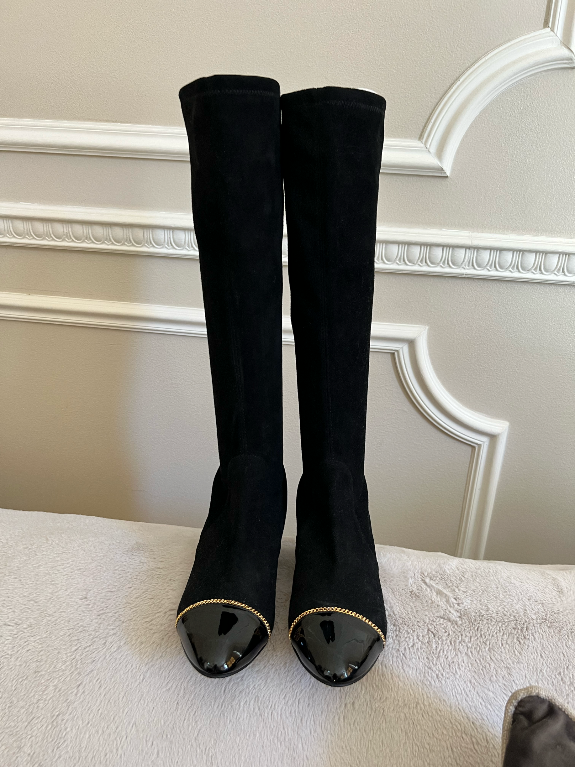 Stuart Weitzman Valerie 60 chain-trimmed patent-leather and stretch-suede knee boots Size 37 Black leather