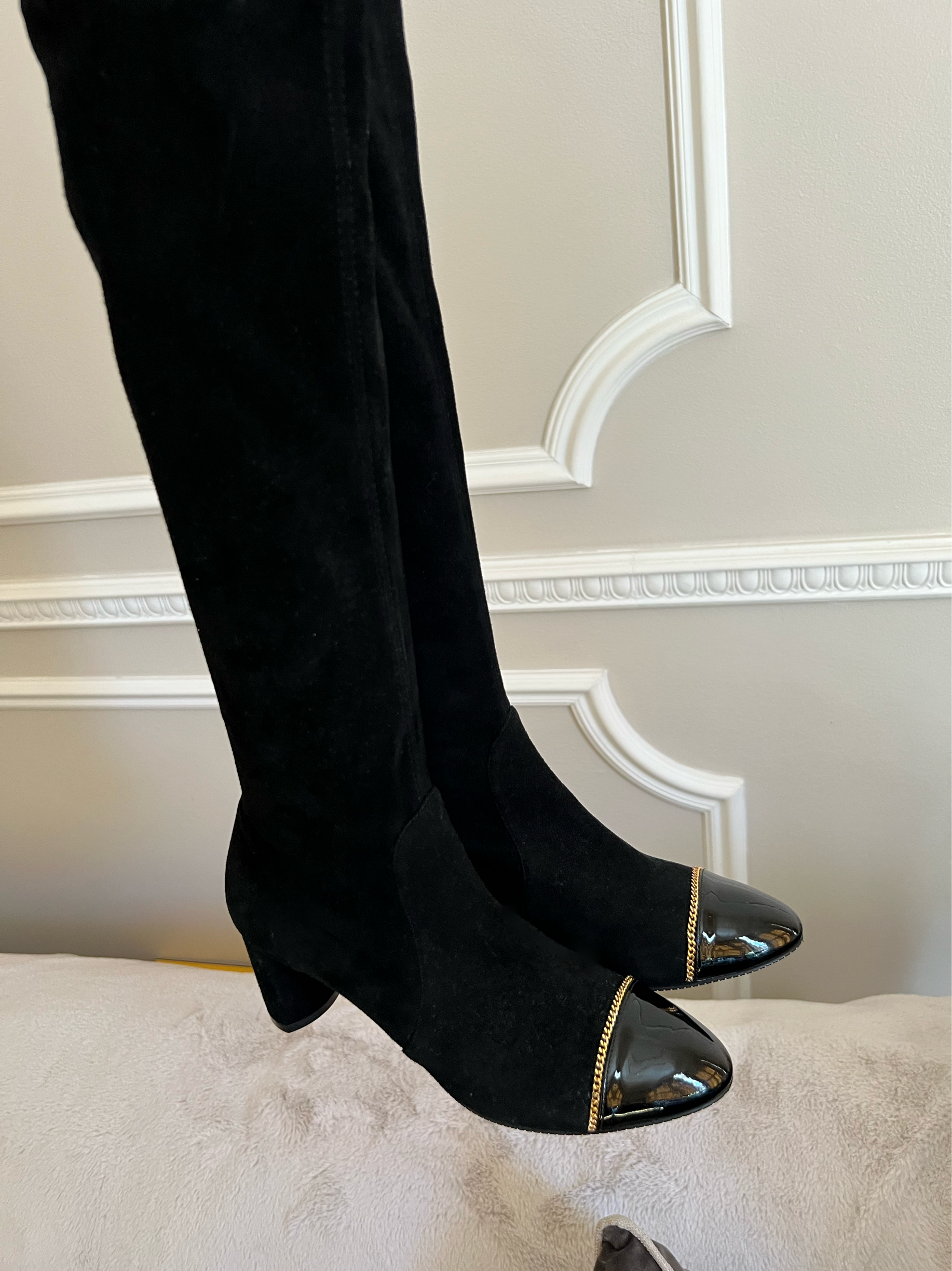 Stuart Weitzman Valerie 60 chain-trimmed patent-leather and stretch-suede knee boots Size 37 Black leather