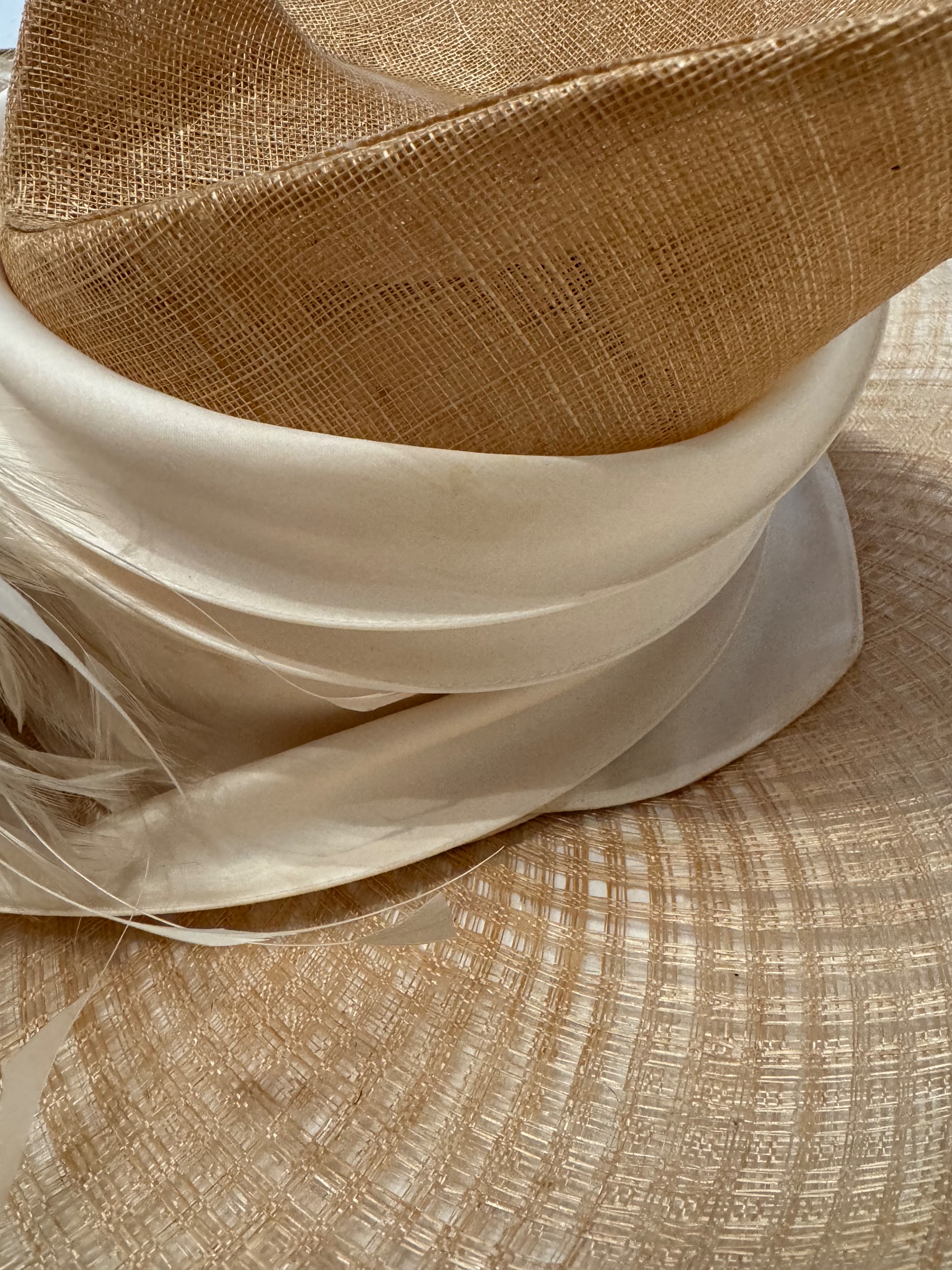 Preowned Philip Treacy Couture Woven Silk and Feather Trim Occasion Hat Size S Beige/Ivory woven wicker