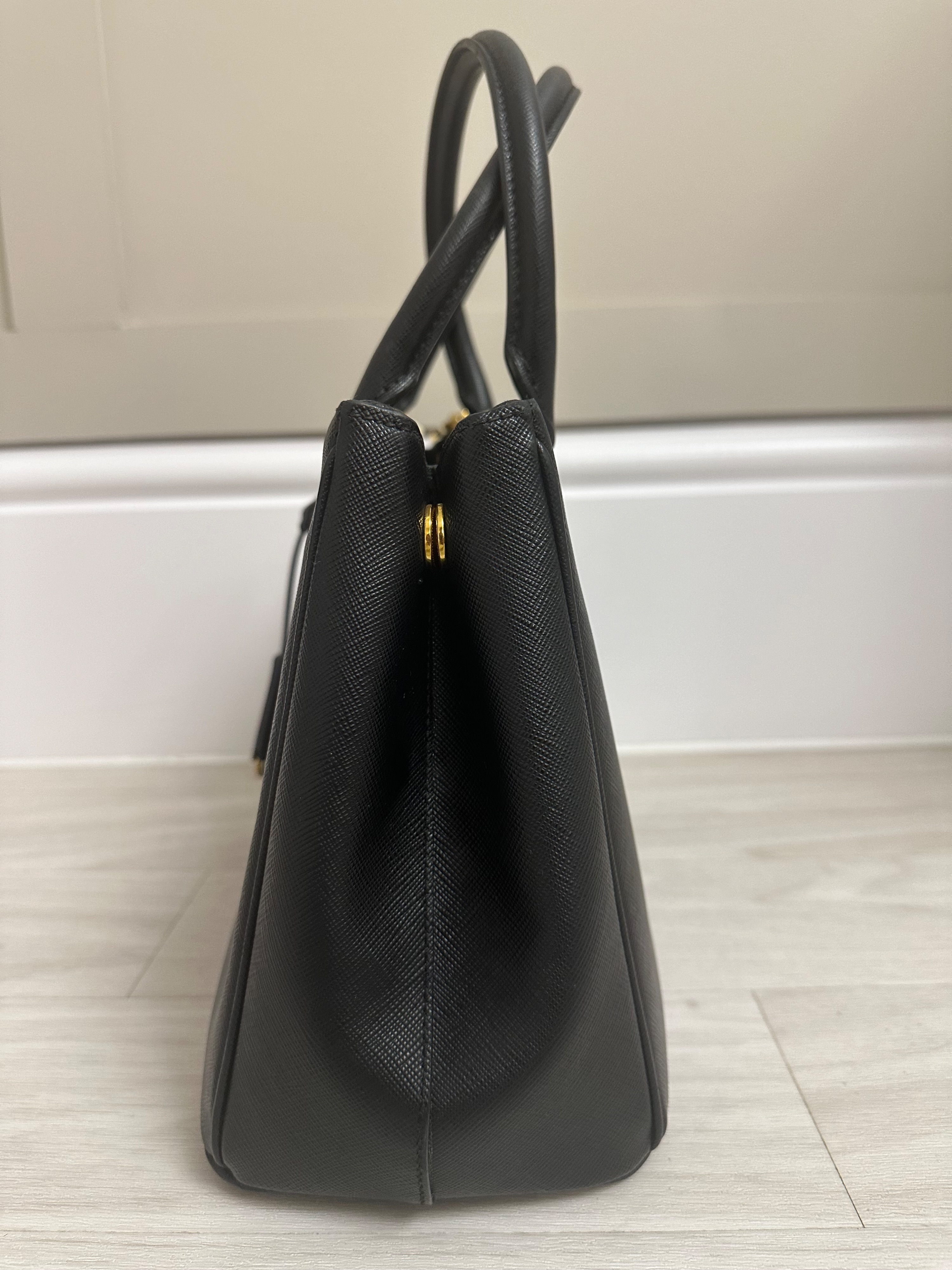 Preowned Prada Black Medium Saffiano Leather Galleria Tote Bag Size M