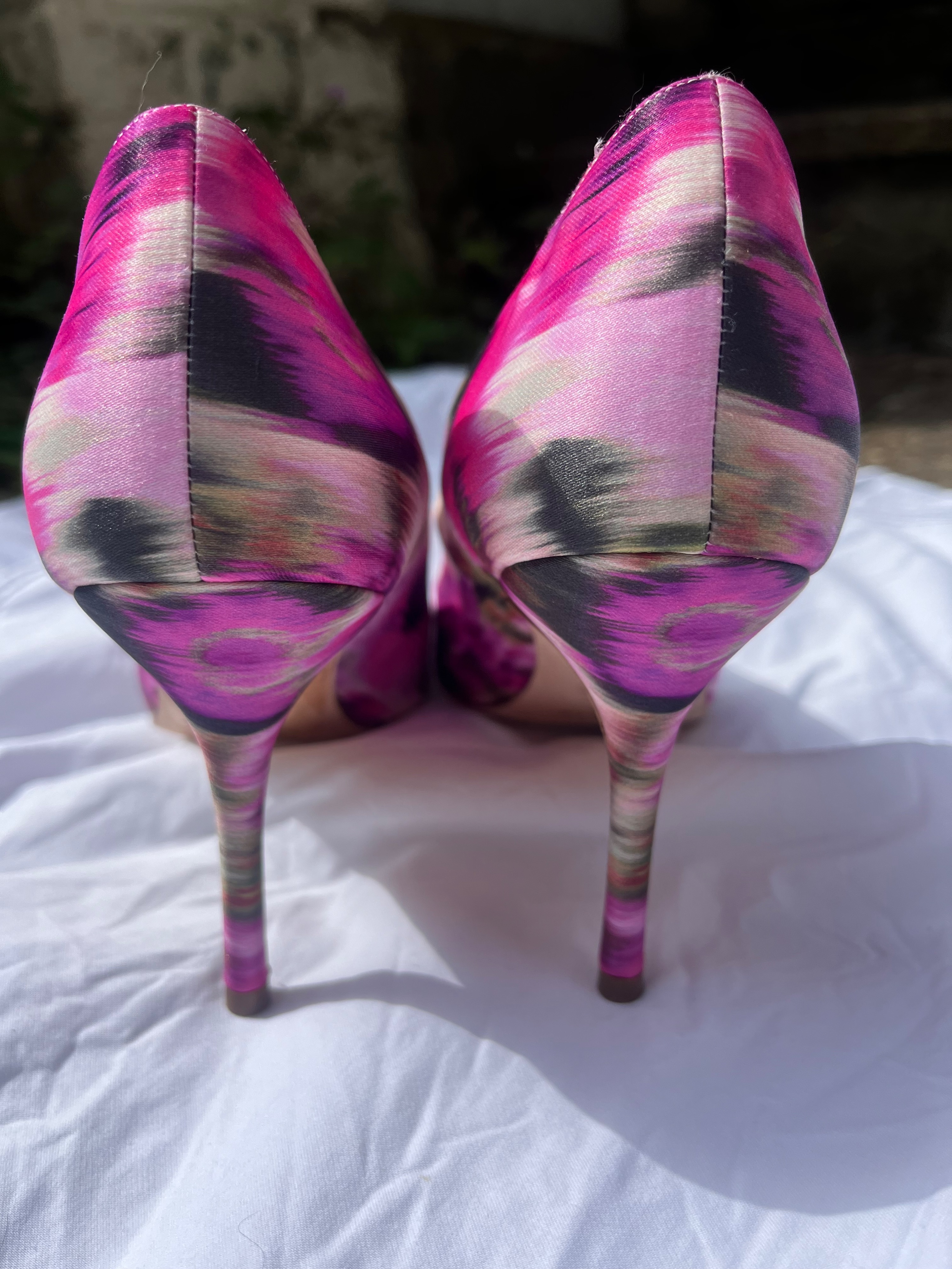 Manolo Blahnik Pink Satin Court Heels Size 37