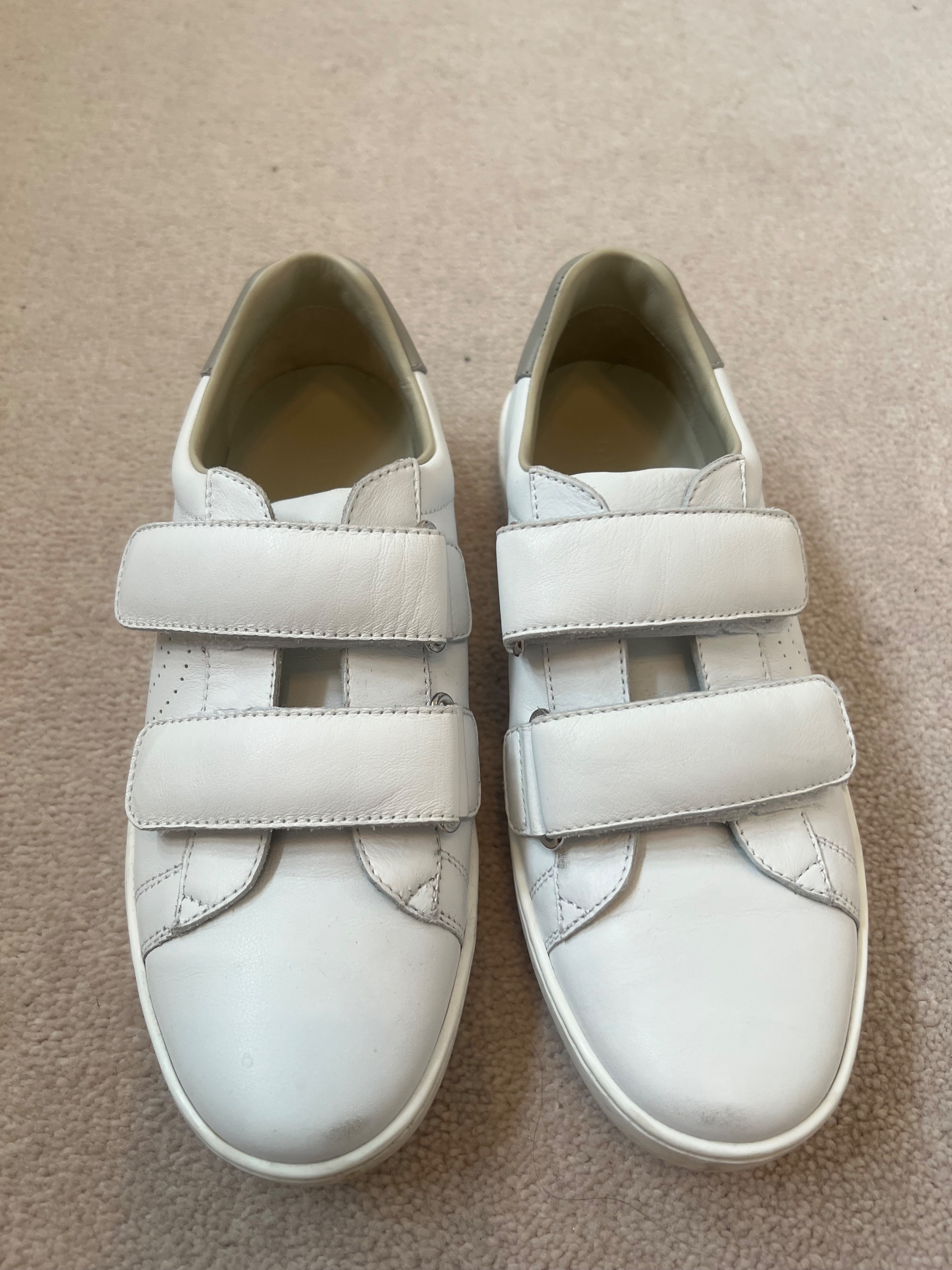 Boys Preowned Gucci white leather velcro strap trainers Size 6 Years +