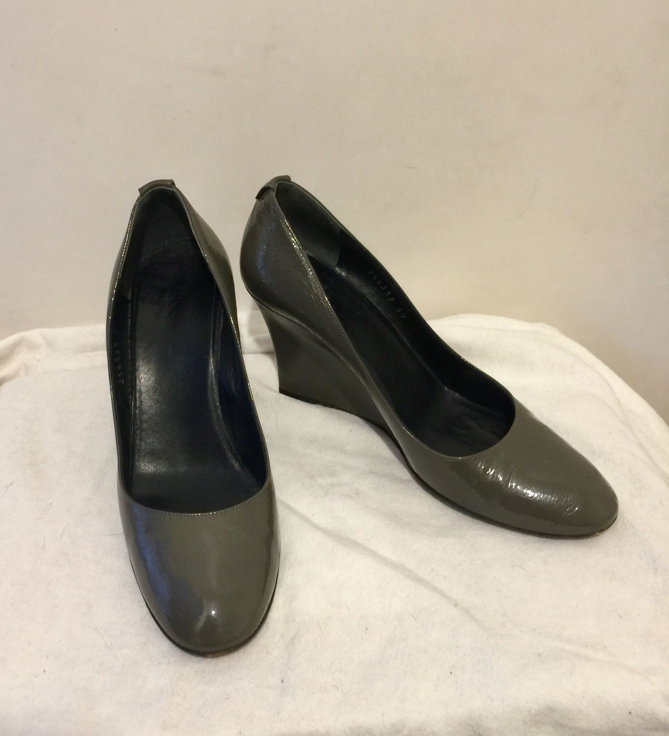 Preowned Gucci Vintage Grey Patent Wedge Heeled Pumps Size 39 leather