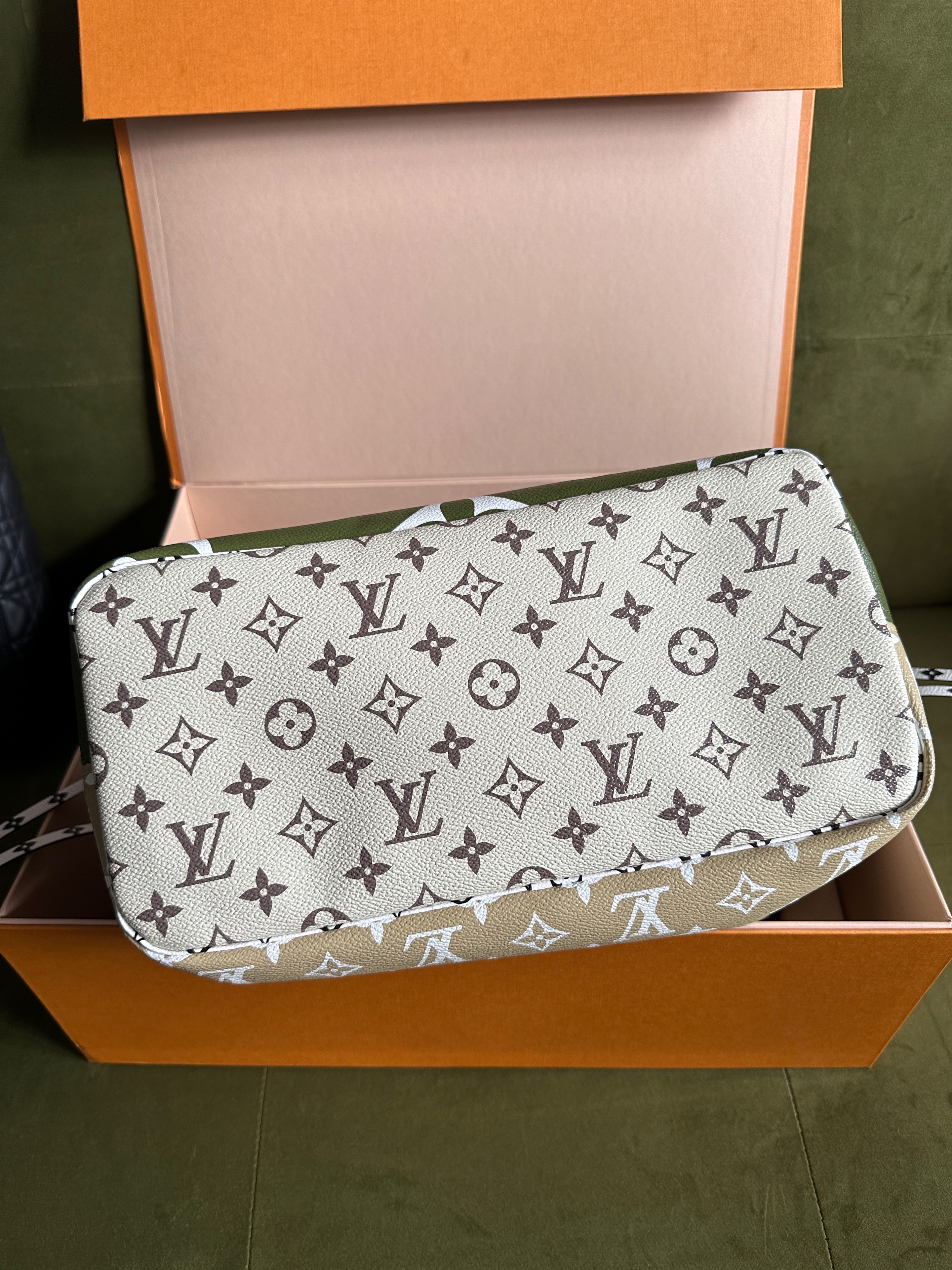 Preowned Louis Vuitton Khaki and Beige Neverfull MM Multicolour canvas