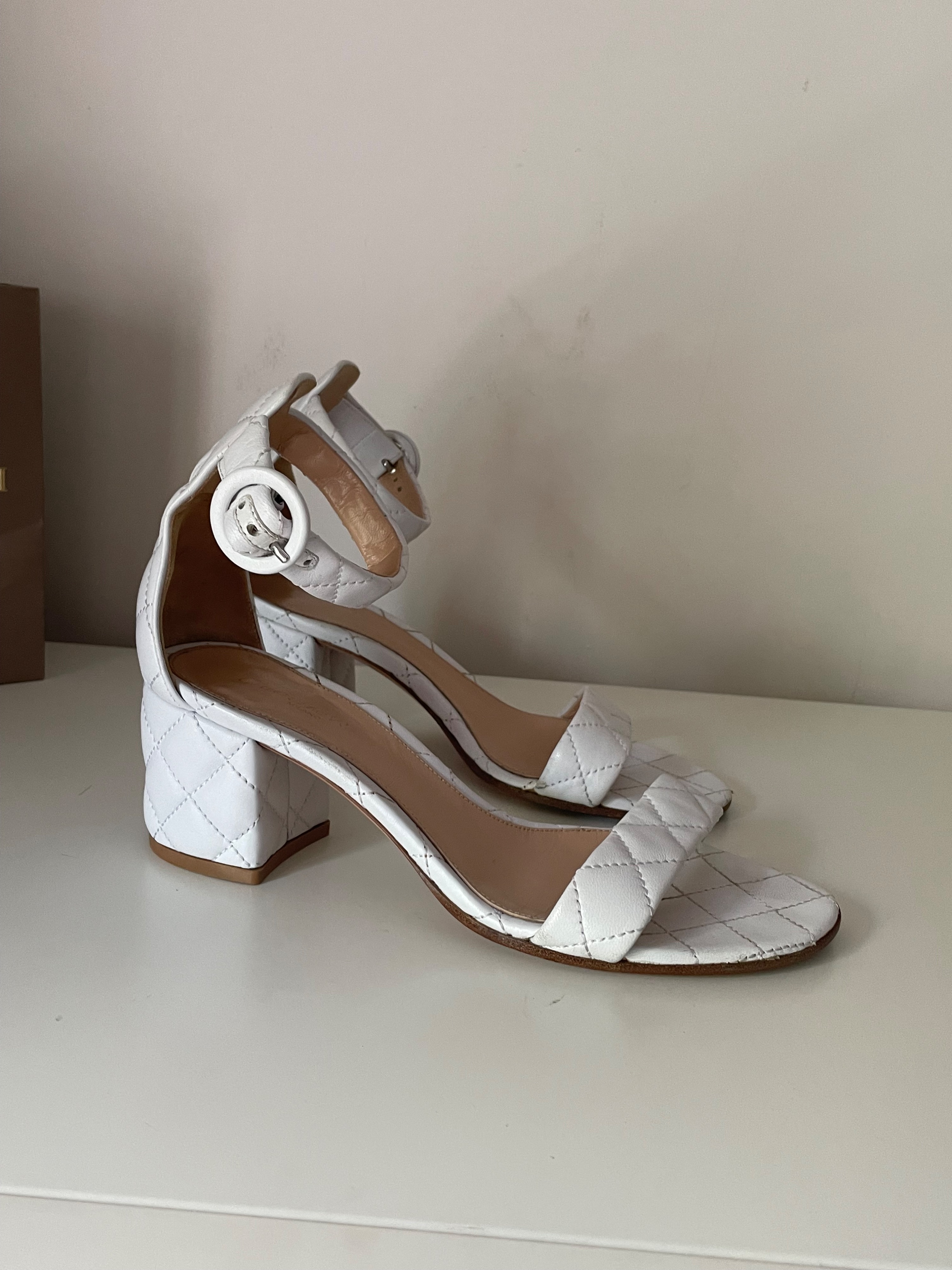 Preowned Ginavitto Rossi White Quilted Heeled Sandals Size 385 leather