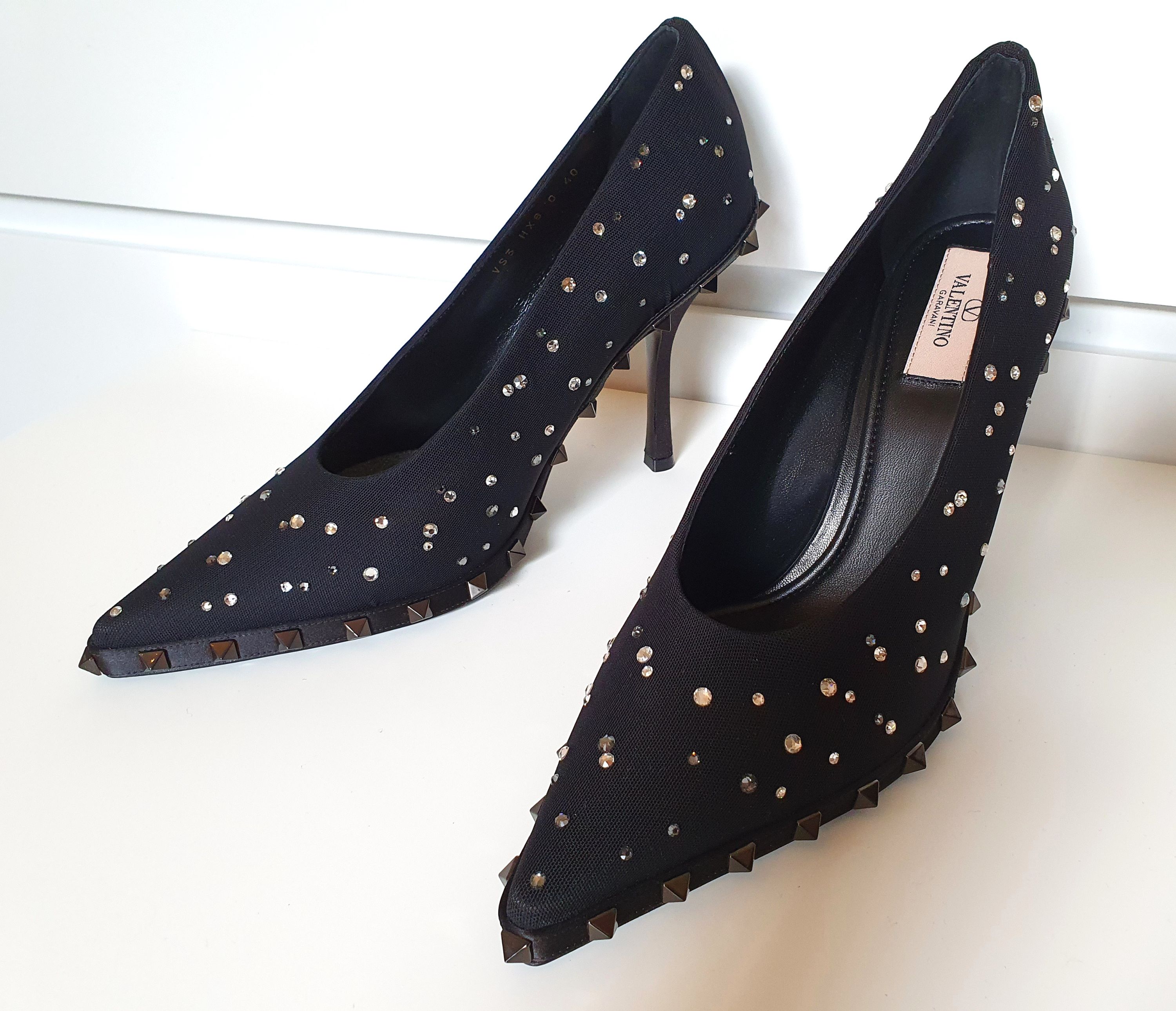 Valentino Crystal Embellished Black Pumps Size 40 Black with Crystal Embellishments upper/fabric/crystal embellishments