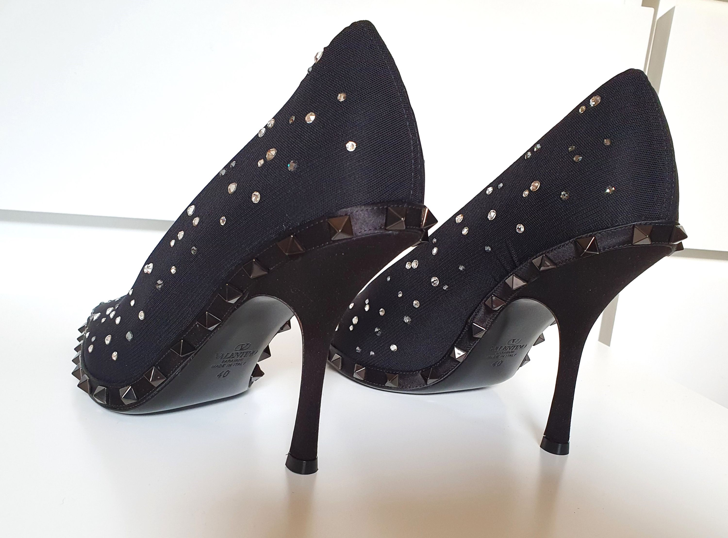 Valentino Crystal Embellished Black Pumps Size 40 Black with Crystal Embellishments upper/fabric/crystal embellishments