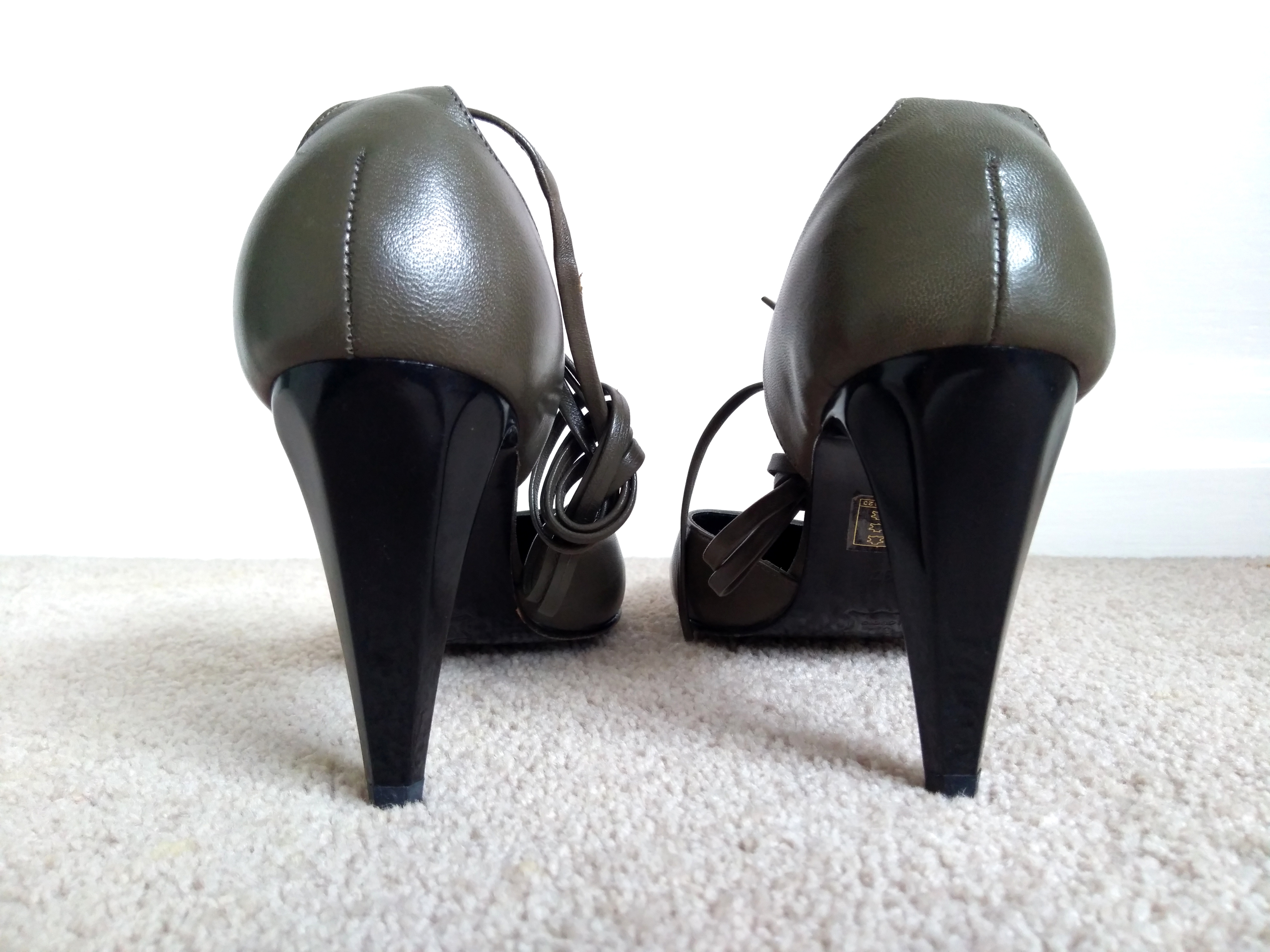 Karine Arabian khaki heels Size 37 Green leather