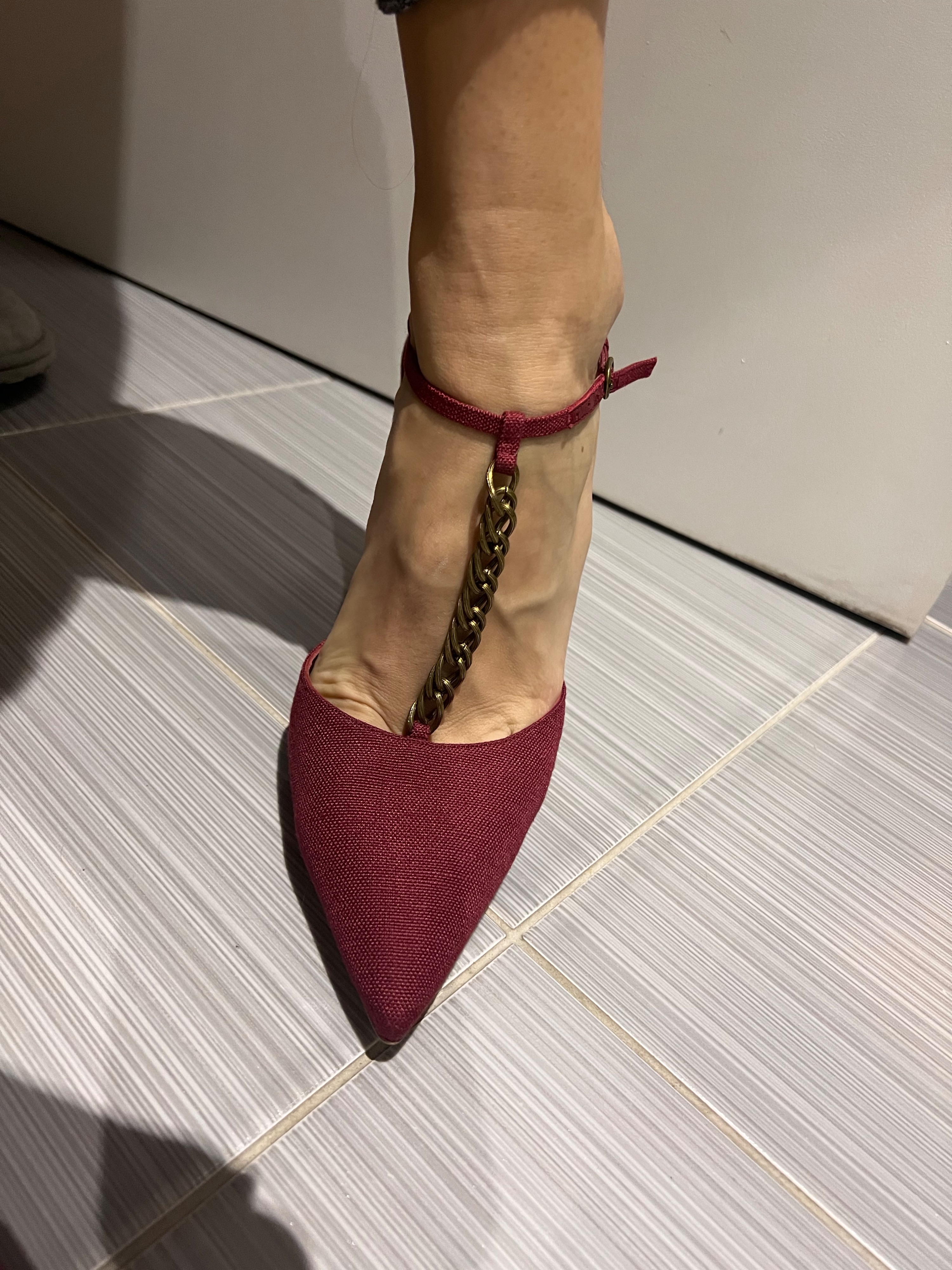 Manolo Blahnik Fefe Chain Pumps Size 395 Burgundy linen