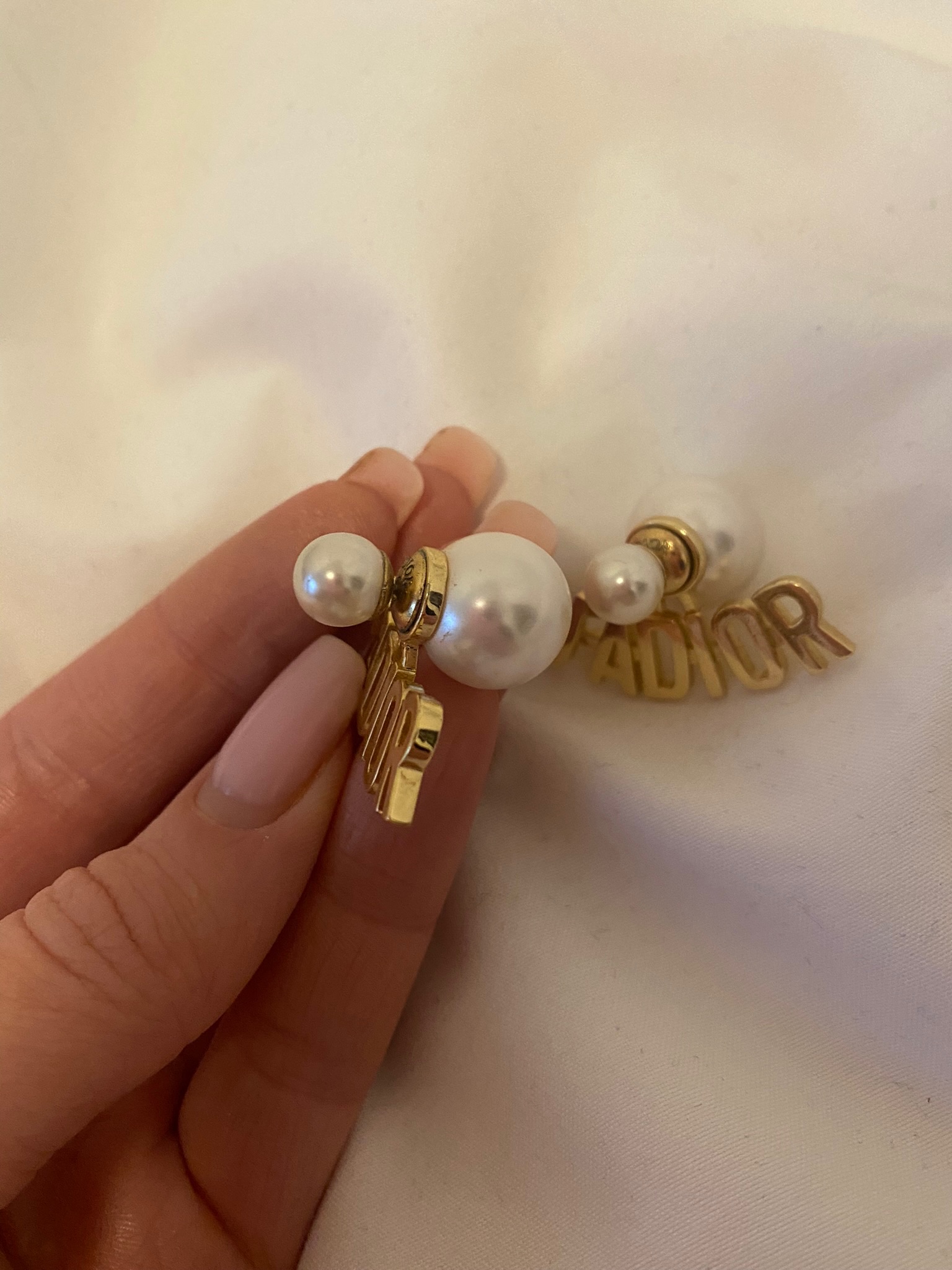 Preowned J'Adior Tribal Earrings White and gold pearl