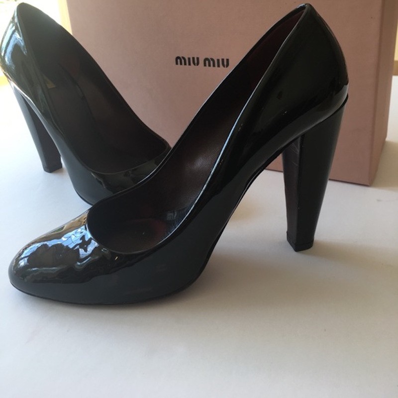 Preowned Miu Miu black patent vernice shadow pumps Size 40 leather