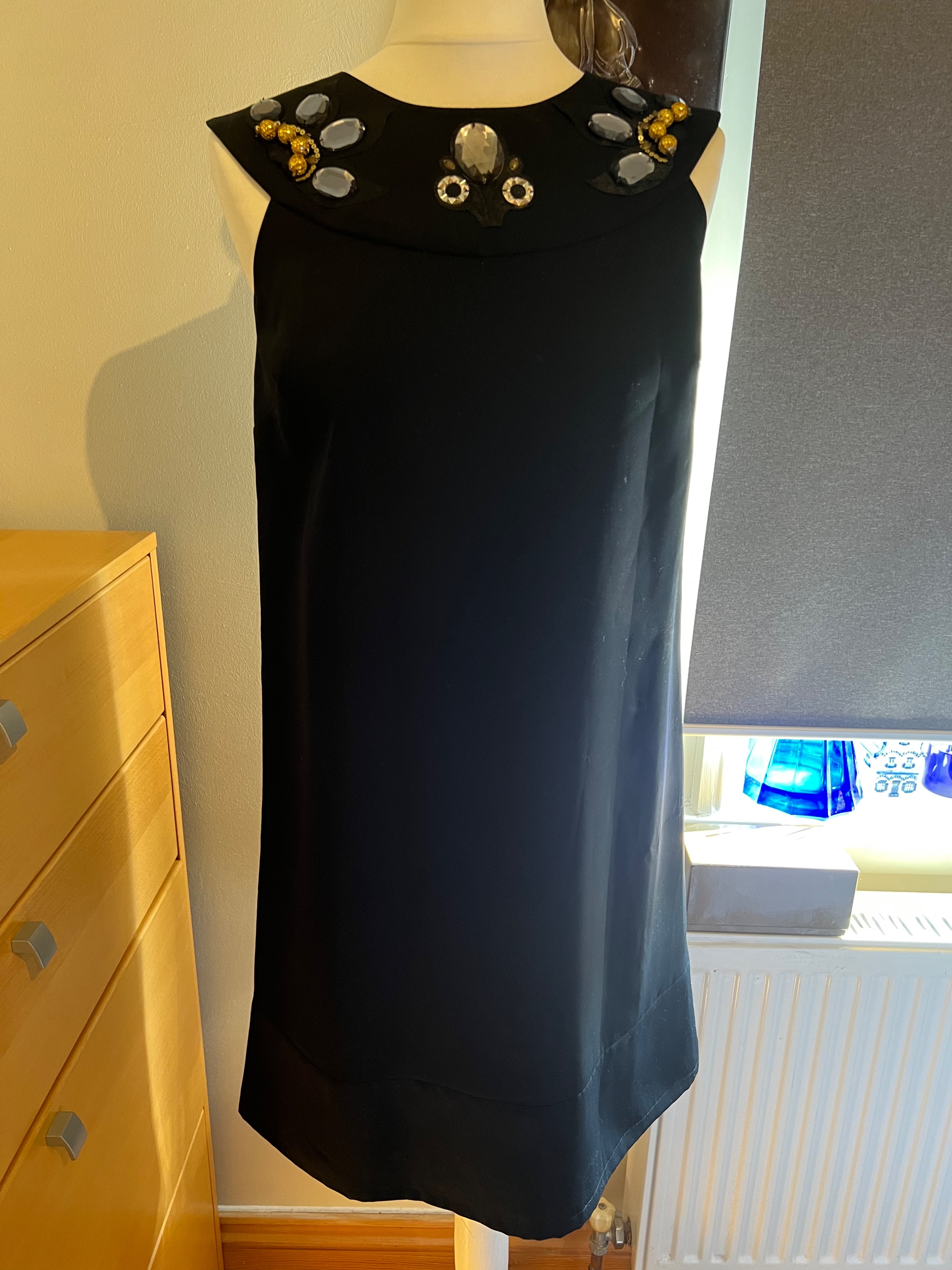 Pringle Black crepe embellished neckline shift dress Size S polyester