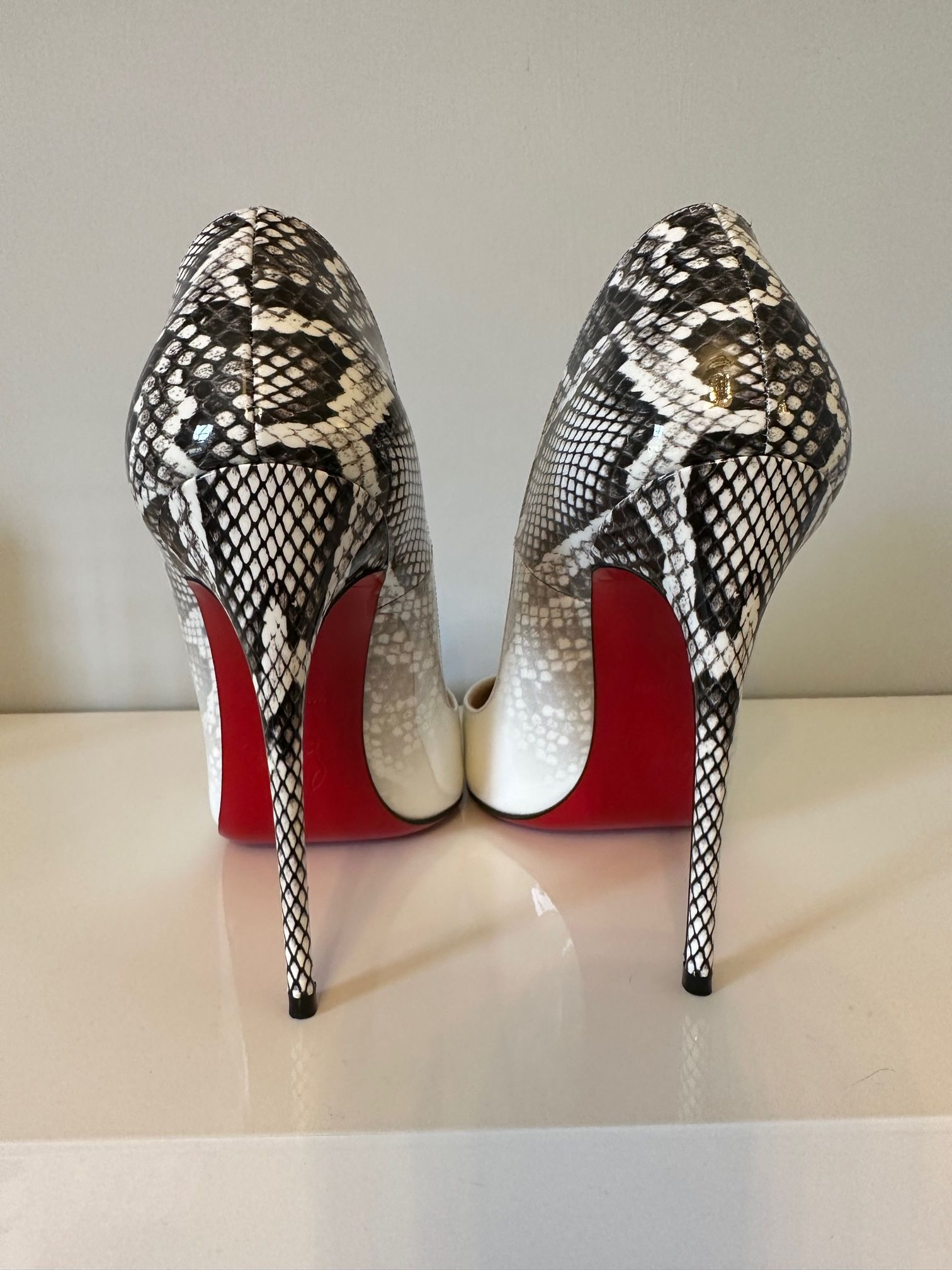 Preowned Christian Louboutin So Kate 120 Snake Printed Patent Leather Pumps Size 38 White - Roccia