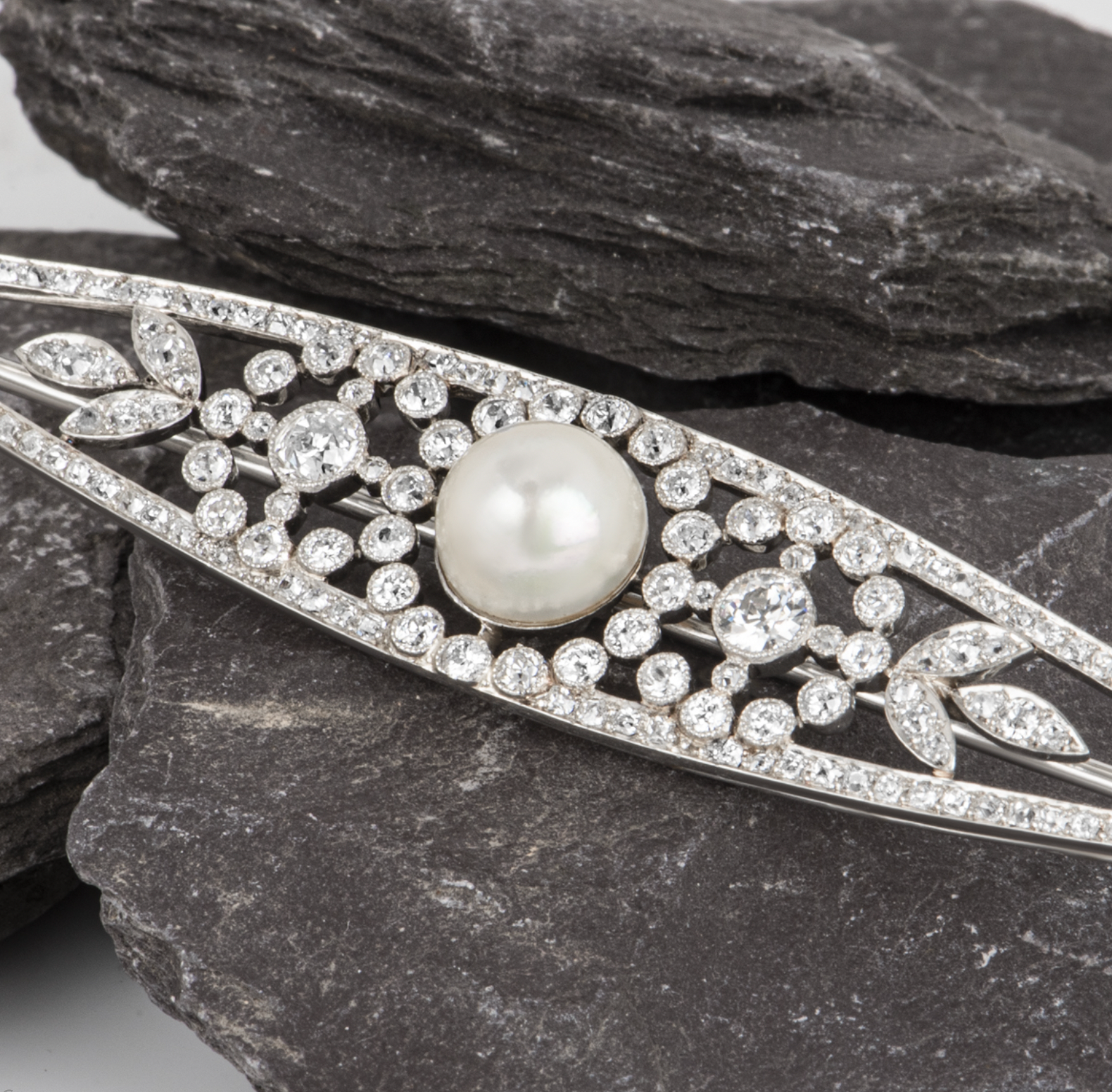 Preowned platinum diamond  pearl brooch White