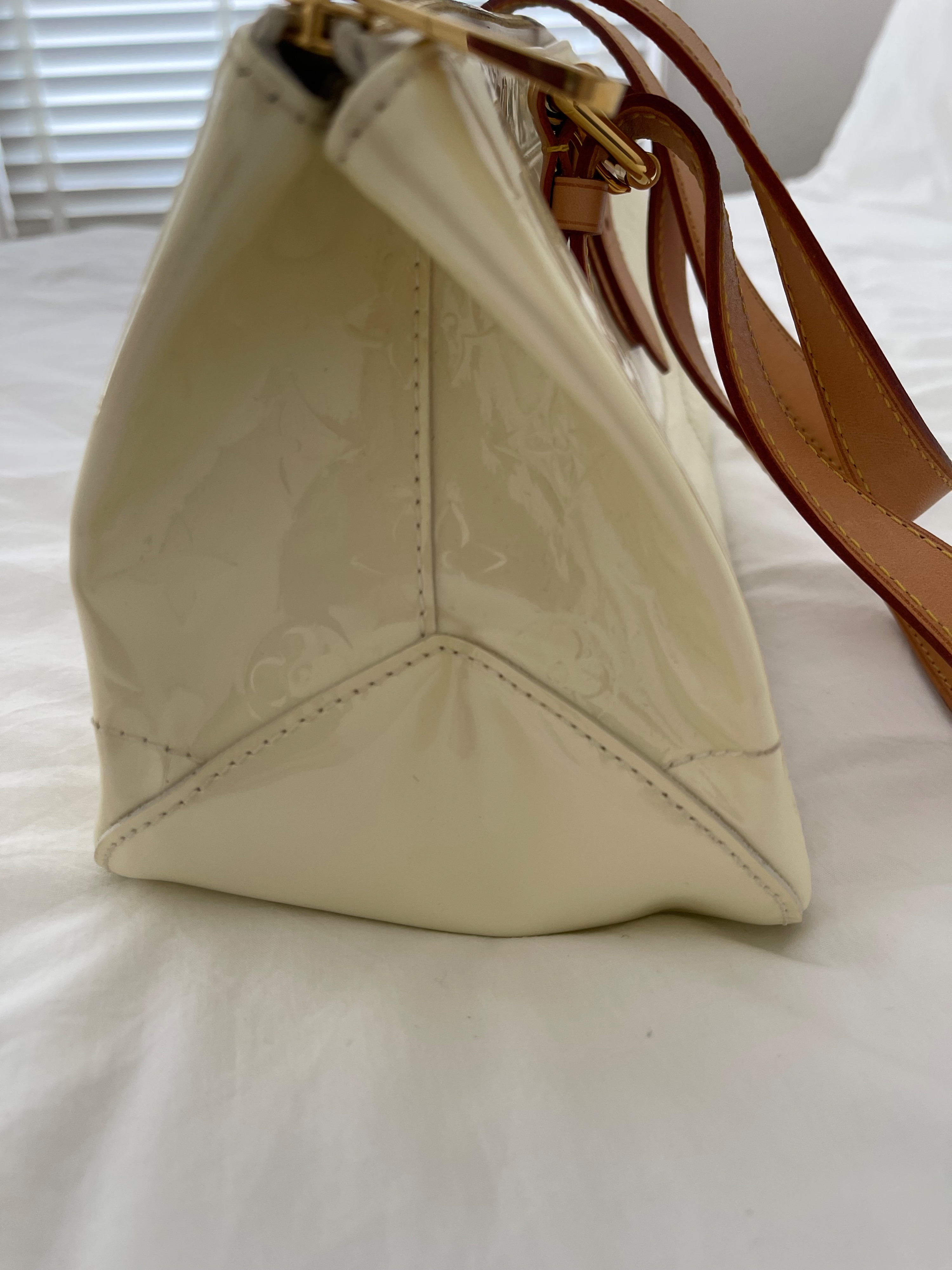 Preowned Louis Vuitton Perle Monogram Vernis Rosewood Avenue Bag Perla White leather