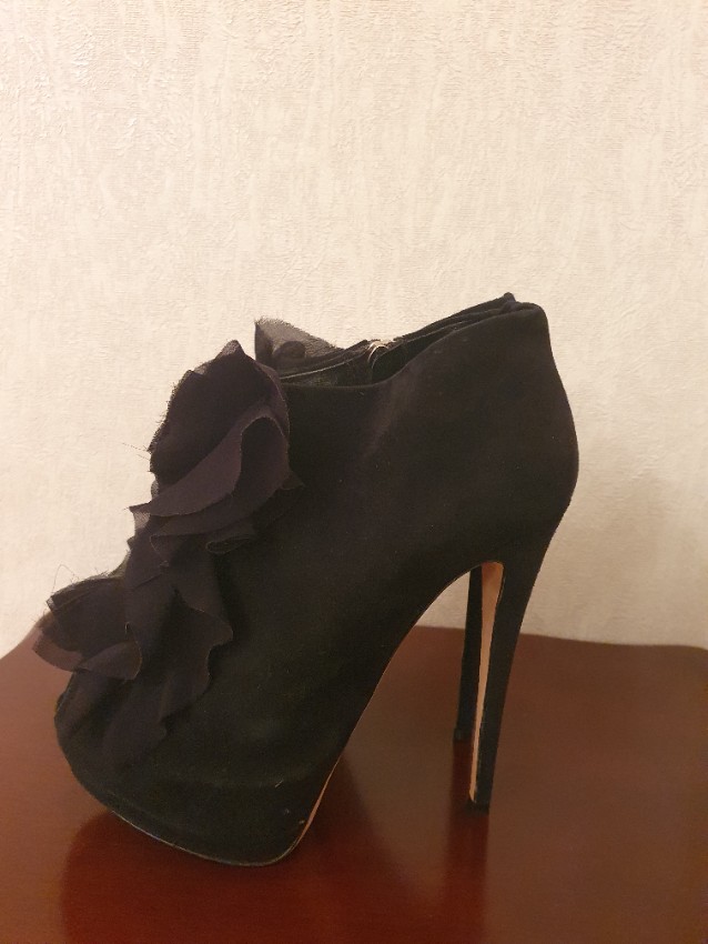 Preowned Giuseppe Zanotti Ruffle-front suede ankle boots Size 365 Black